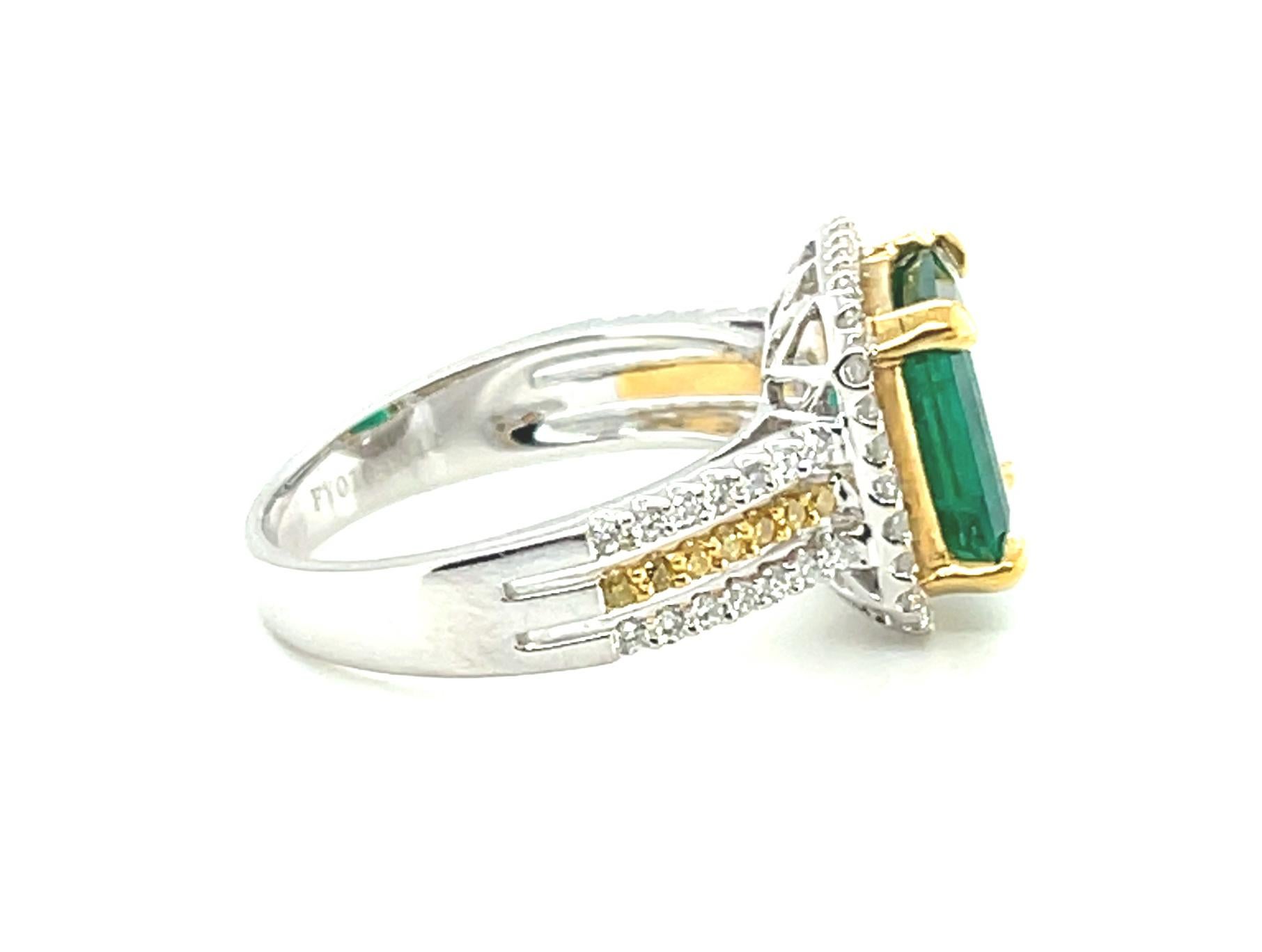 2.85 Carat Emerald Cocktail Ring with Canary and White Diamonds in 18k Gold For Sale 2