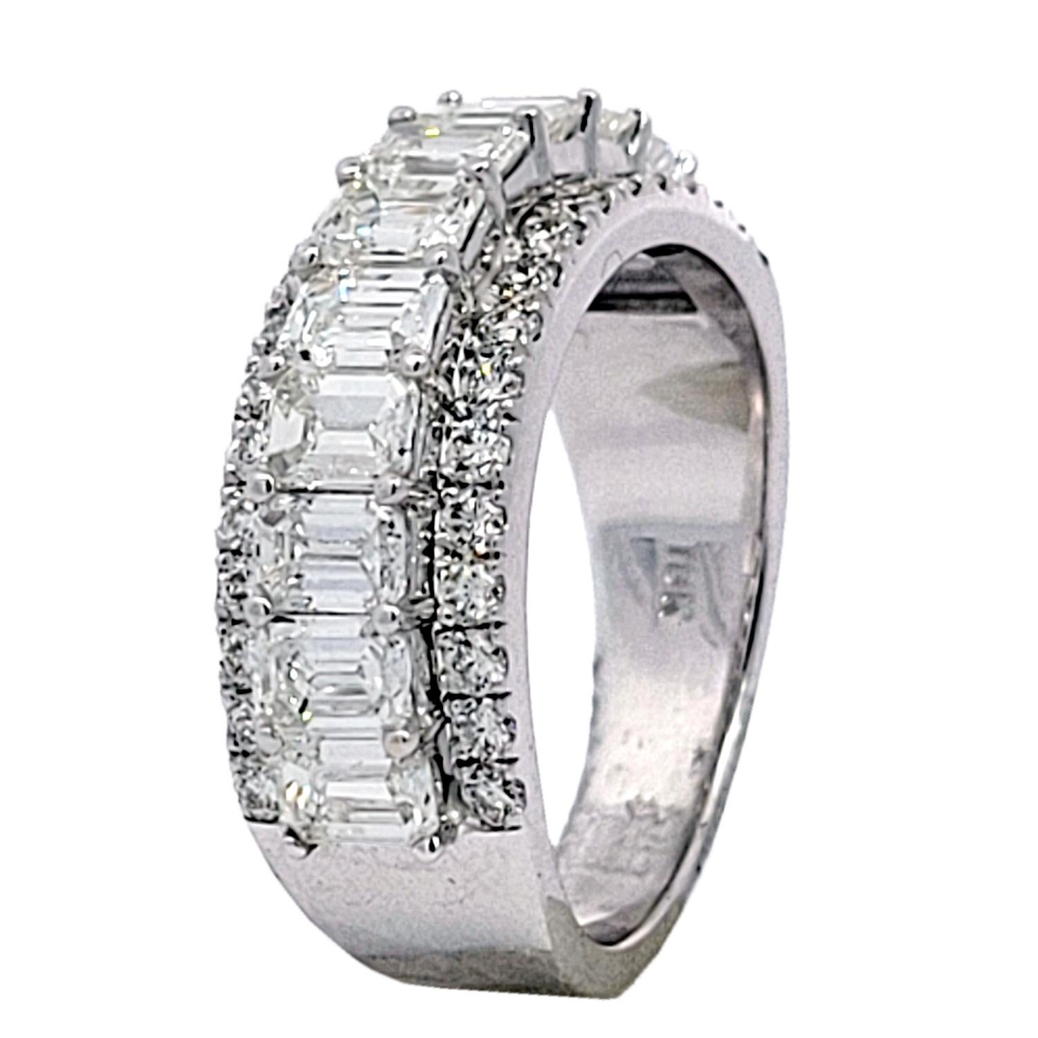 Taille émeraude 2.85 Carat Emerald Cut/Round Brilliant Diamond 18k Gold Anniversary Ring (bague d'anniversaire en or 18k) en vente