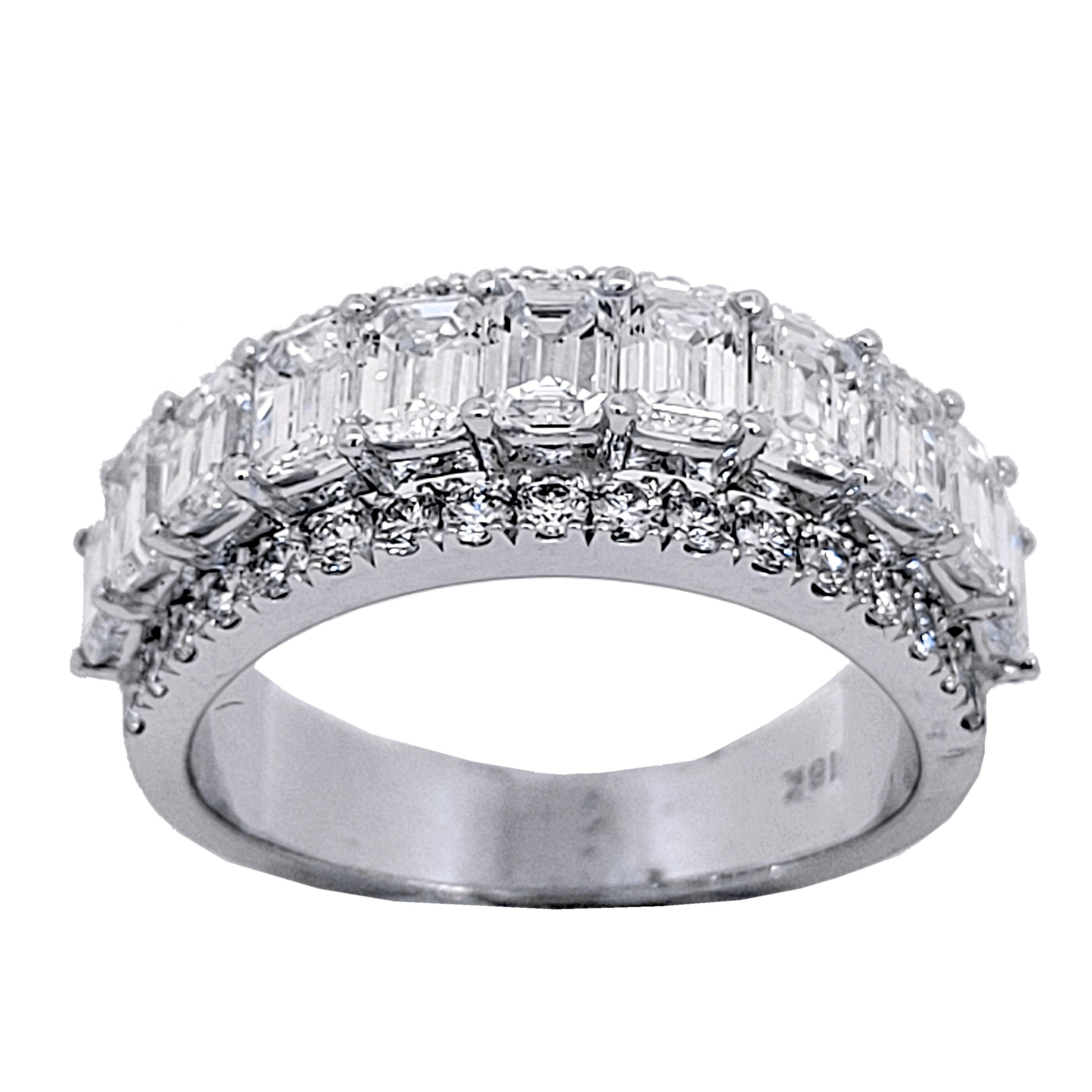 Women's 2.85 Carat Emerald Cut/Round Brilliant Diamond 18k Gold Anniversary Ring For Sale