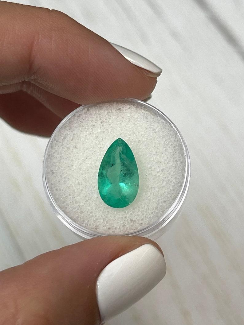 Pierre : Émeraude
Poids : 2,85 carats
Forme : Coupe poire
Clarté : Transparent
Lustre : Très bon
Couleur : Vert bleuâtre moyen et clair
Dimensions : 13,32 mm x 8,02 mm x 5,21 mm
Origine géographique : Colombie
Traitement : Naturel,