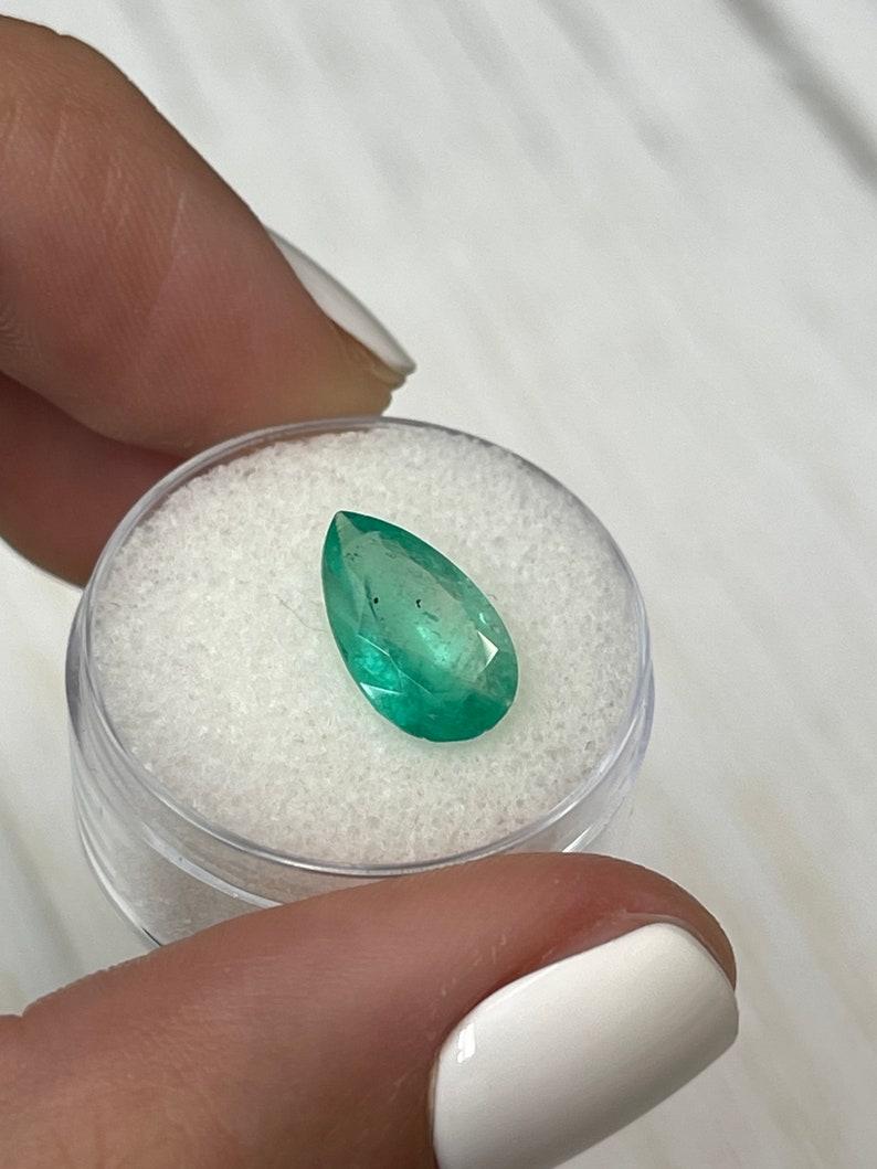 Moderne 2.85 Carat Medium Light Green Colombian Emerald - Pear Cut Teardrop May en vente