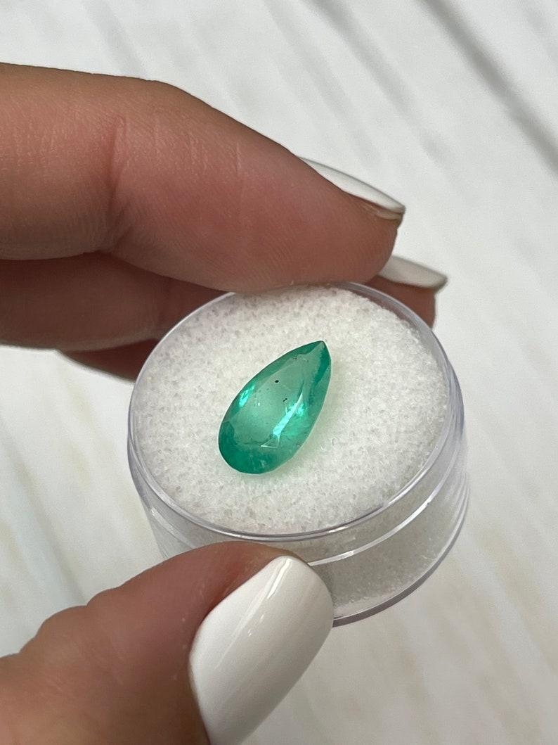 Taille poire 2.85 Carat Medium Light Green Colombian Emerald - Pear Cut Teardrop May en vente