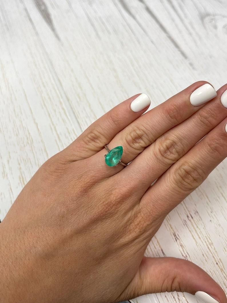 2.85 Carat Medium Light Green Colombian Emerald - Pear Cut Teardrop May Pour femmes en vente