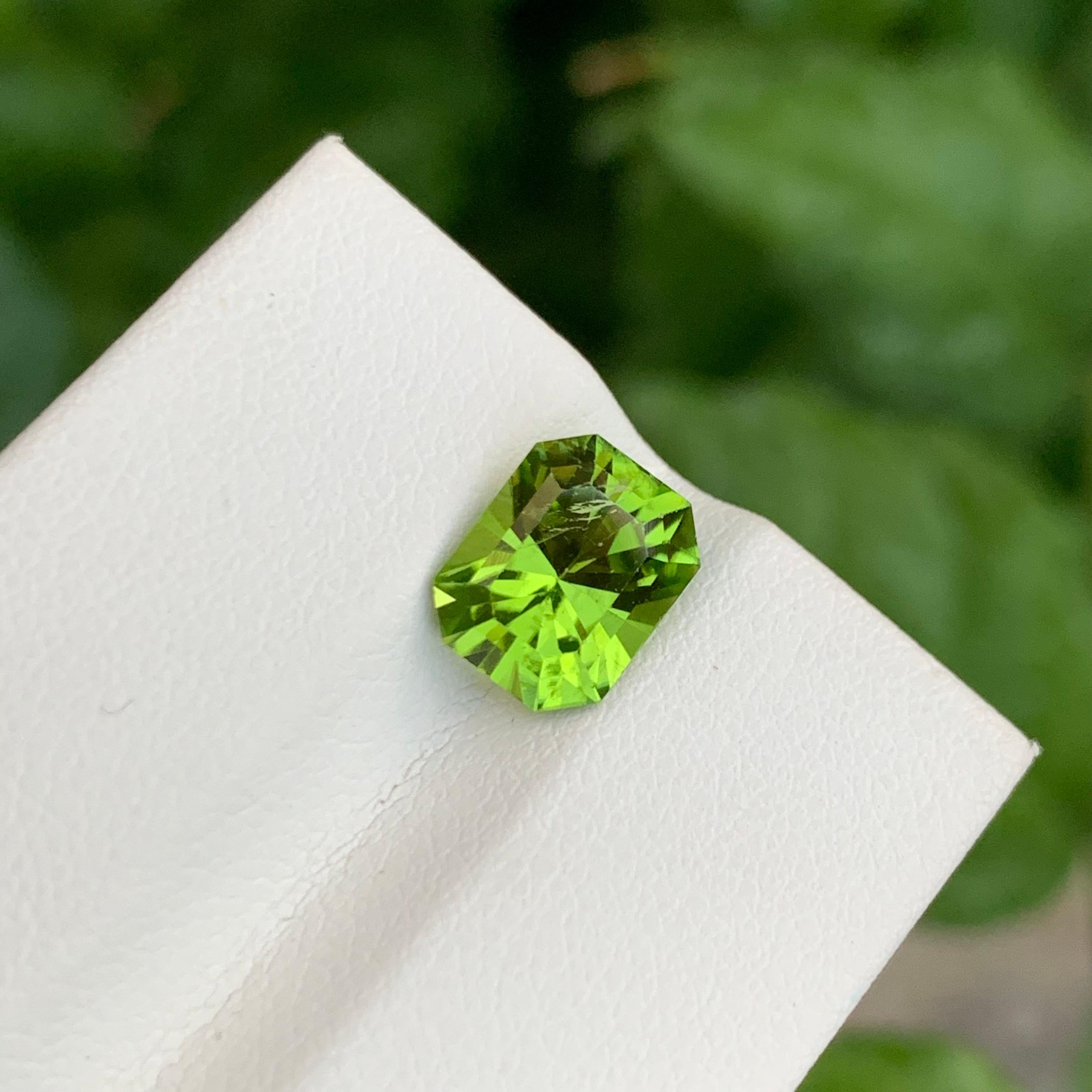 Peridoto sfuso
Peso: 2,85 carati
Dimensioni: 9 x 7,2 x 5,7 mm
Colore: Verde
Origine: Valle di Supat, Pakistan
Forma: Smeraldo 
Certificato: Su richiesta
Trattamento: Non

Il peridoto, una gemma vibrante e lucente, è stato apprezzato per secoli per