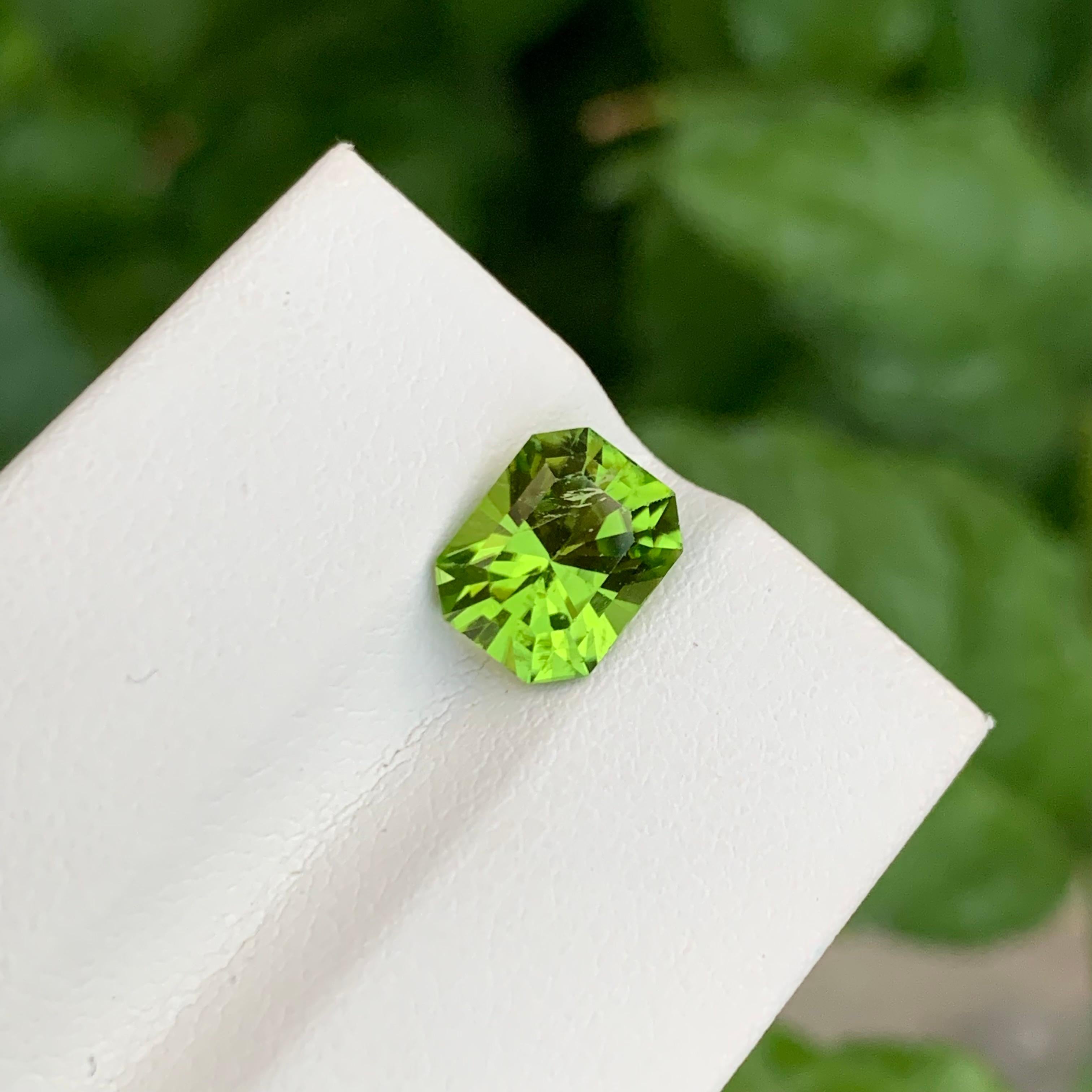Arts and Crafts 2,85 carati di peridoto verde mela naturale sfuso a forma di smeraldo dal Pakistan in vendita