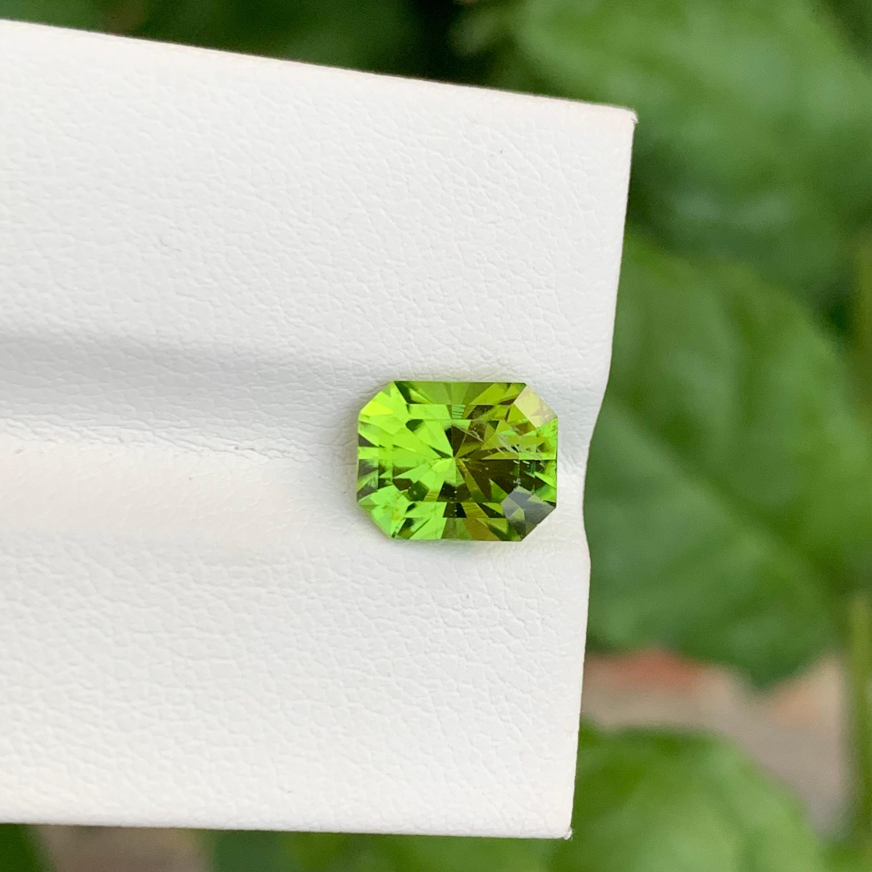 Taglio smeraldo 2,85 carati di peridoto verde mela naturale sfuso a forma di smeraldo dal Pakistan in vendita