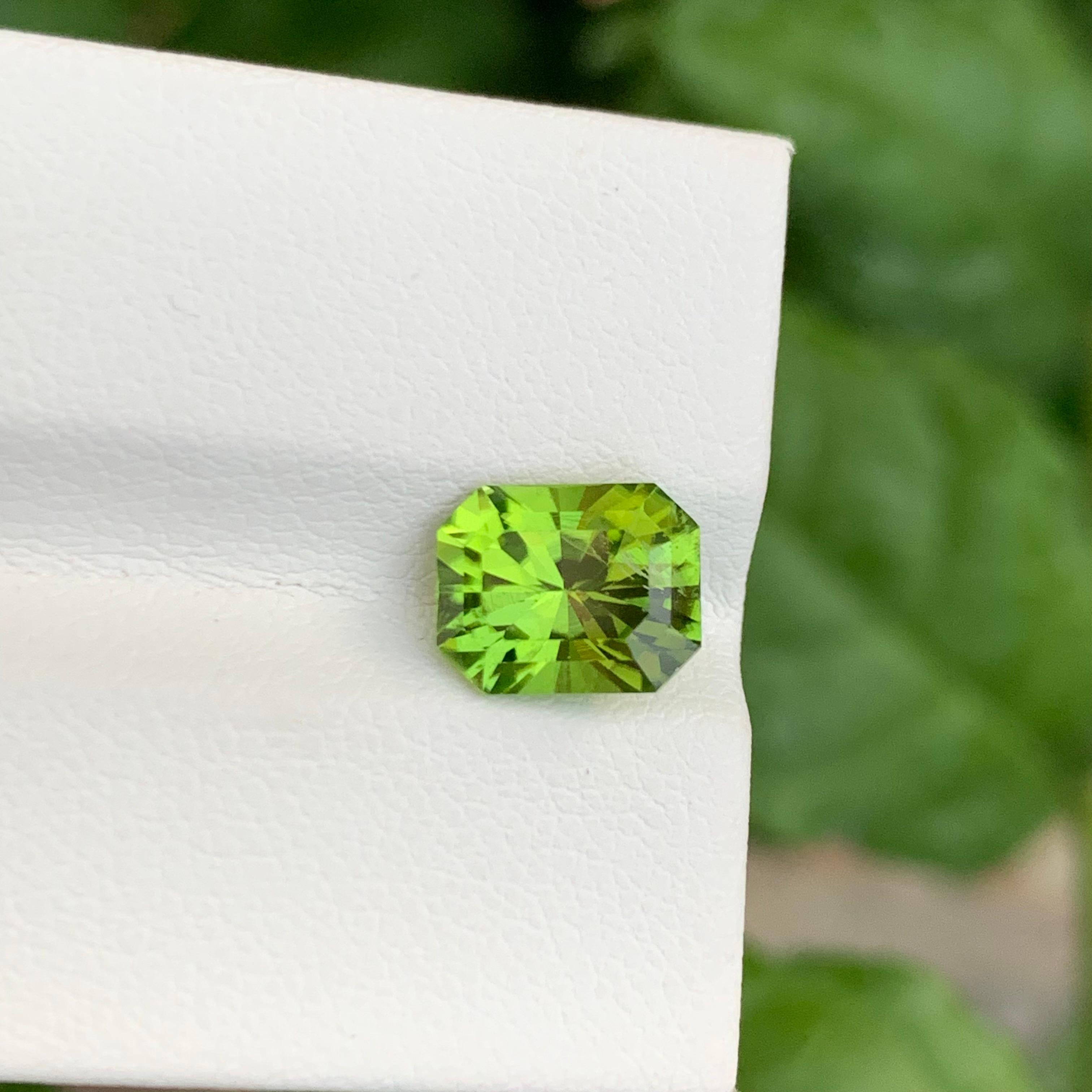 2,85 carati di peridoto verde mela naturale sfuso a forma di smeraldo dal Pakistan In condizioni Nuovo in vendita a Peshawar, PK