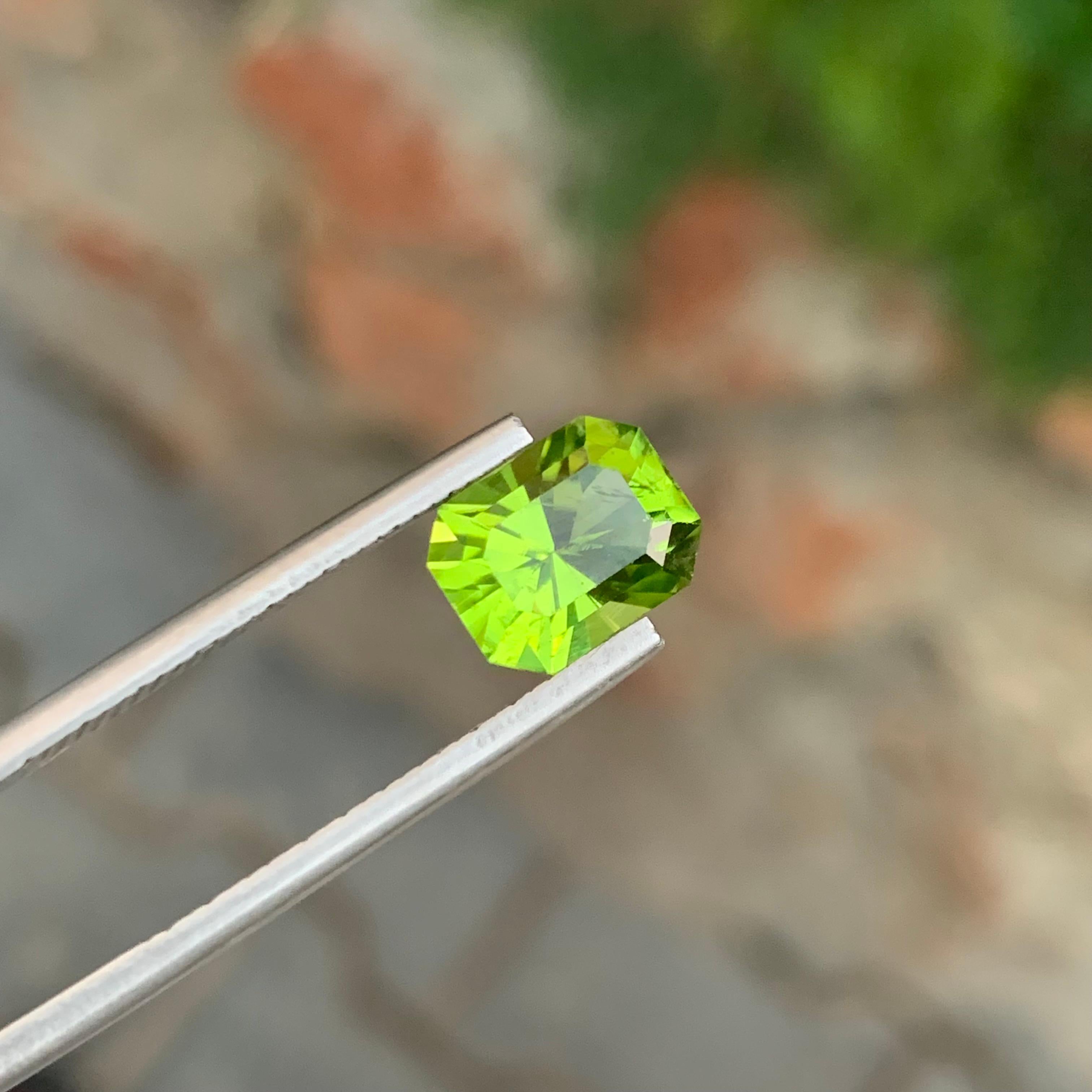 2,85 carati di peridoto verde mela naturale sfuso a forma di smeraldo dal Pakistan in vendita 1