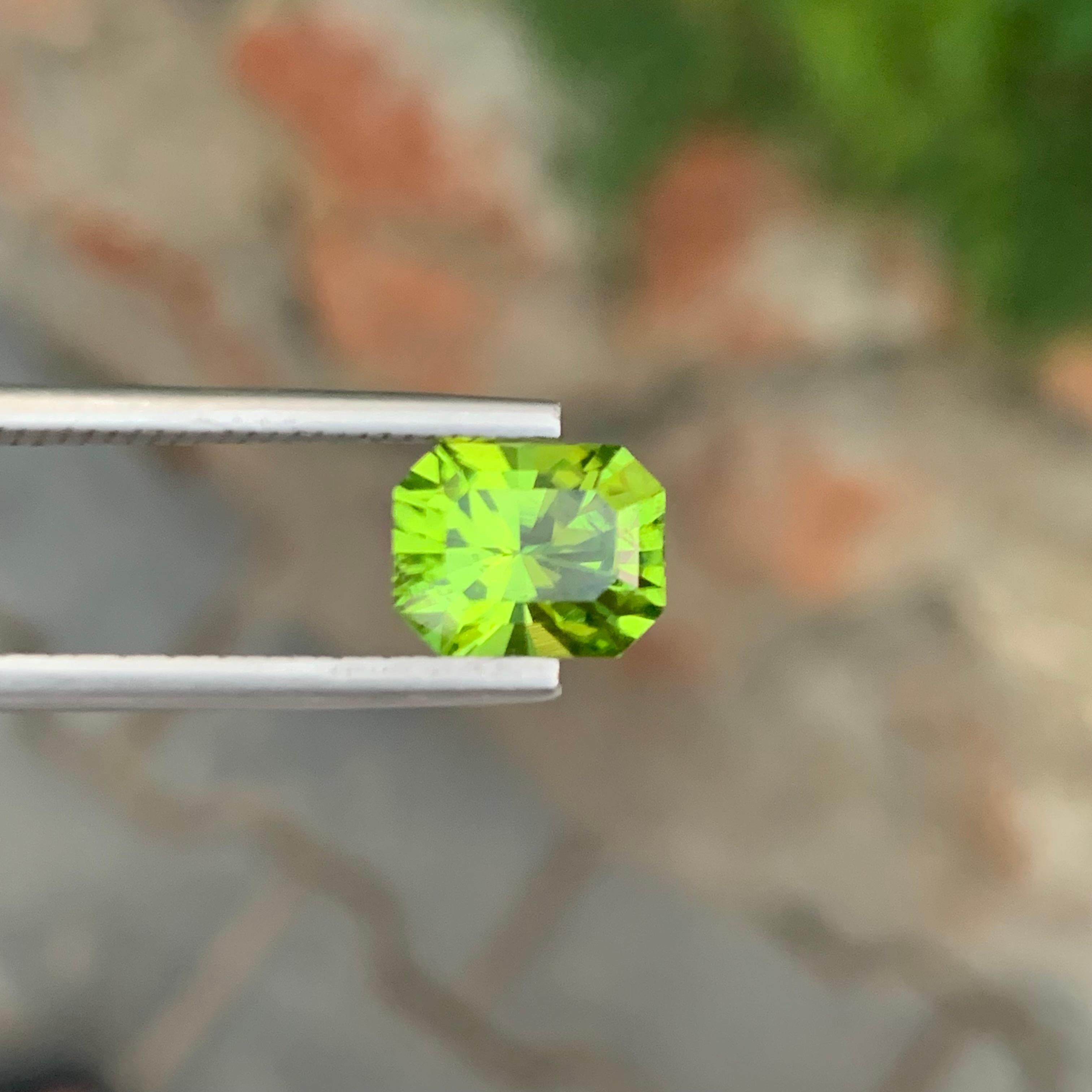 2,85 carati di peridoto verde mela naturale sfuso a forma di smeraldo dal Pakistan in vendita 2