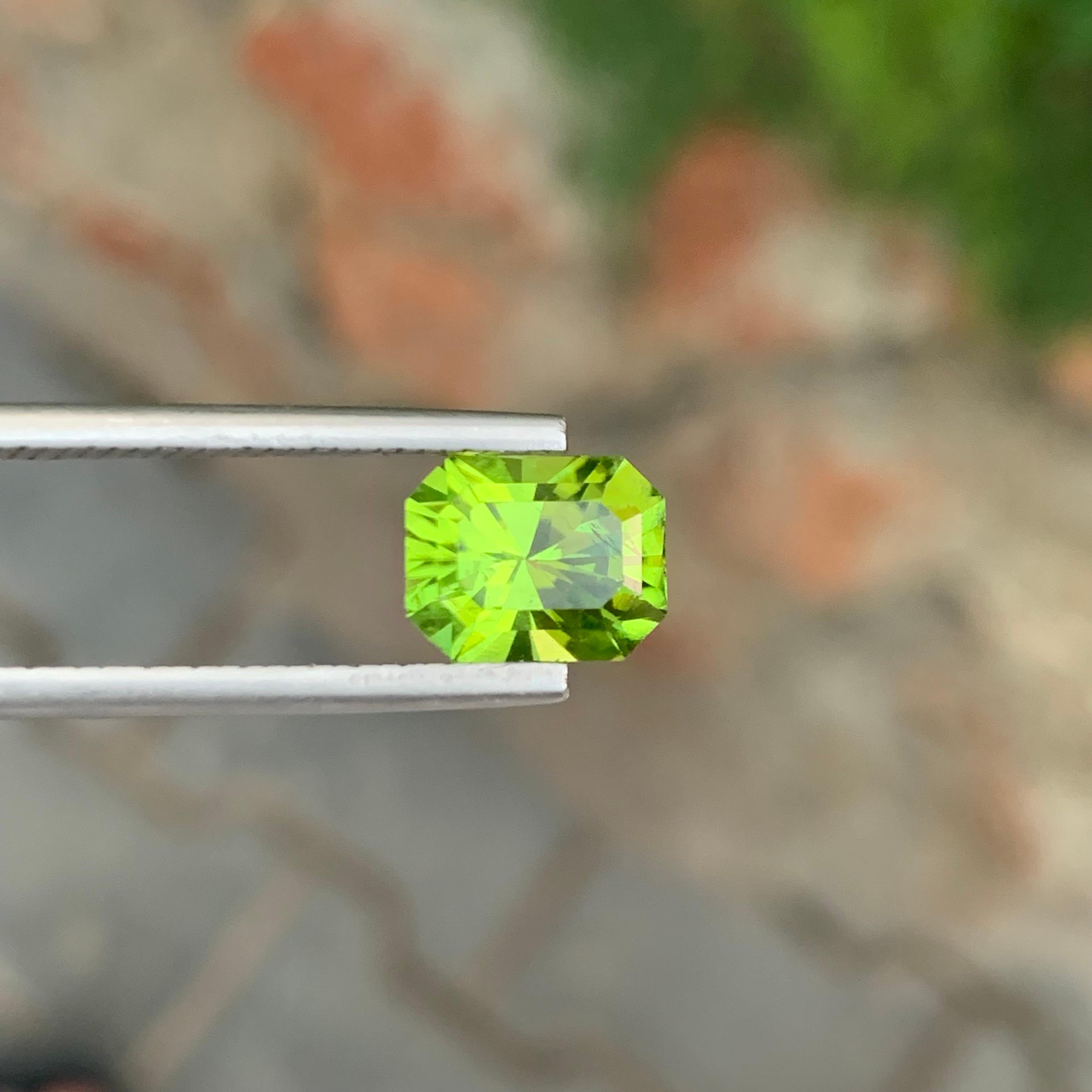 2,85 carati di peridoto verde mela naturale sfuso a forma di smeraldo dal Pakistan in vendita 3