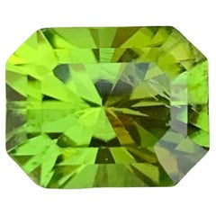 Gema suelta de peridoto verde manzana natural de 2,85 quilates en forma de esmeralda procedente de Pakistán
