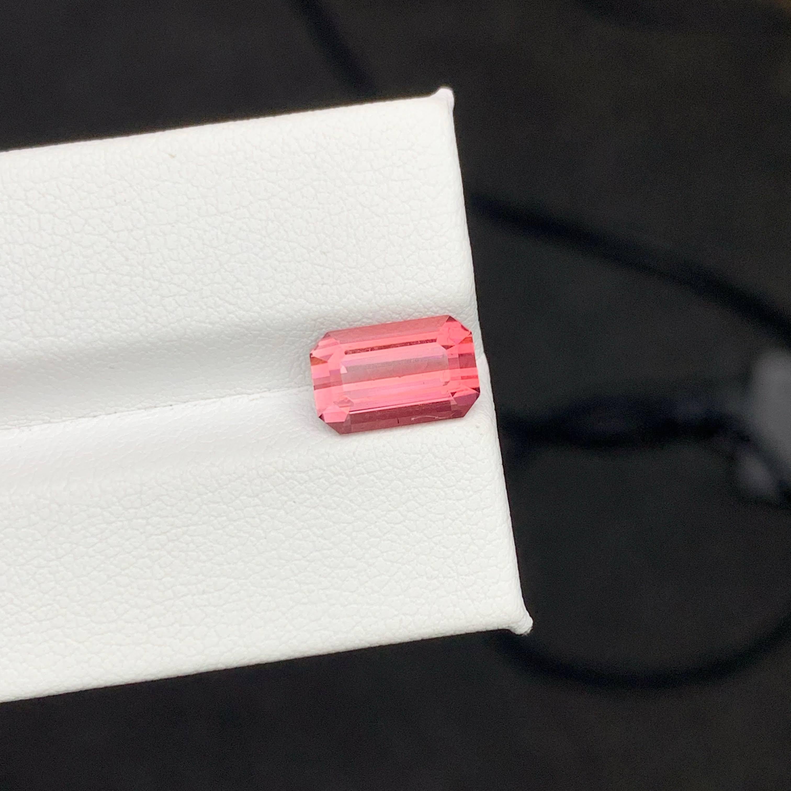 2.85 Carat Natural Loose Bubblegum Pink Tourmaline Emerald Cut Afghan Gemstone (pierre précieuse afghane) en vente 4