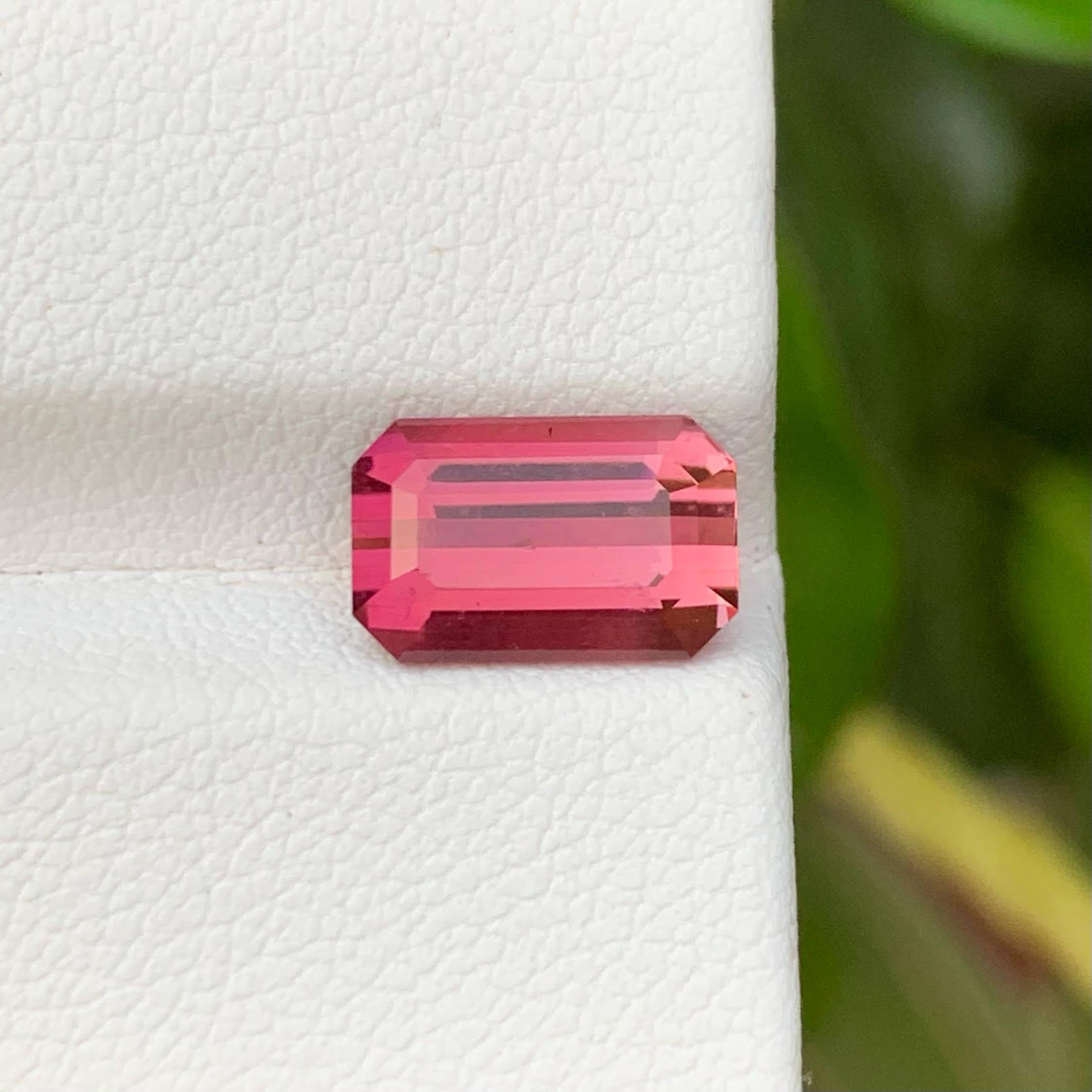 Poids 2,85 carats 
Dimensions 10,3x6,6x5,0mm
Traitement Aucun
Origine afghane 
Clarté VVS 
Forme Coupe Émeraude 





Cette tourmaline rose Bubblegum en vrac de 2,85 carats est une pierre précieuse exquise, façonnée de manière experte dans une