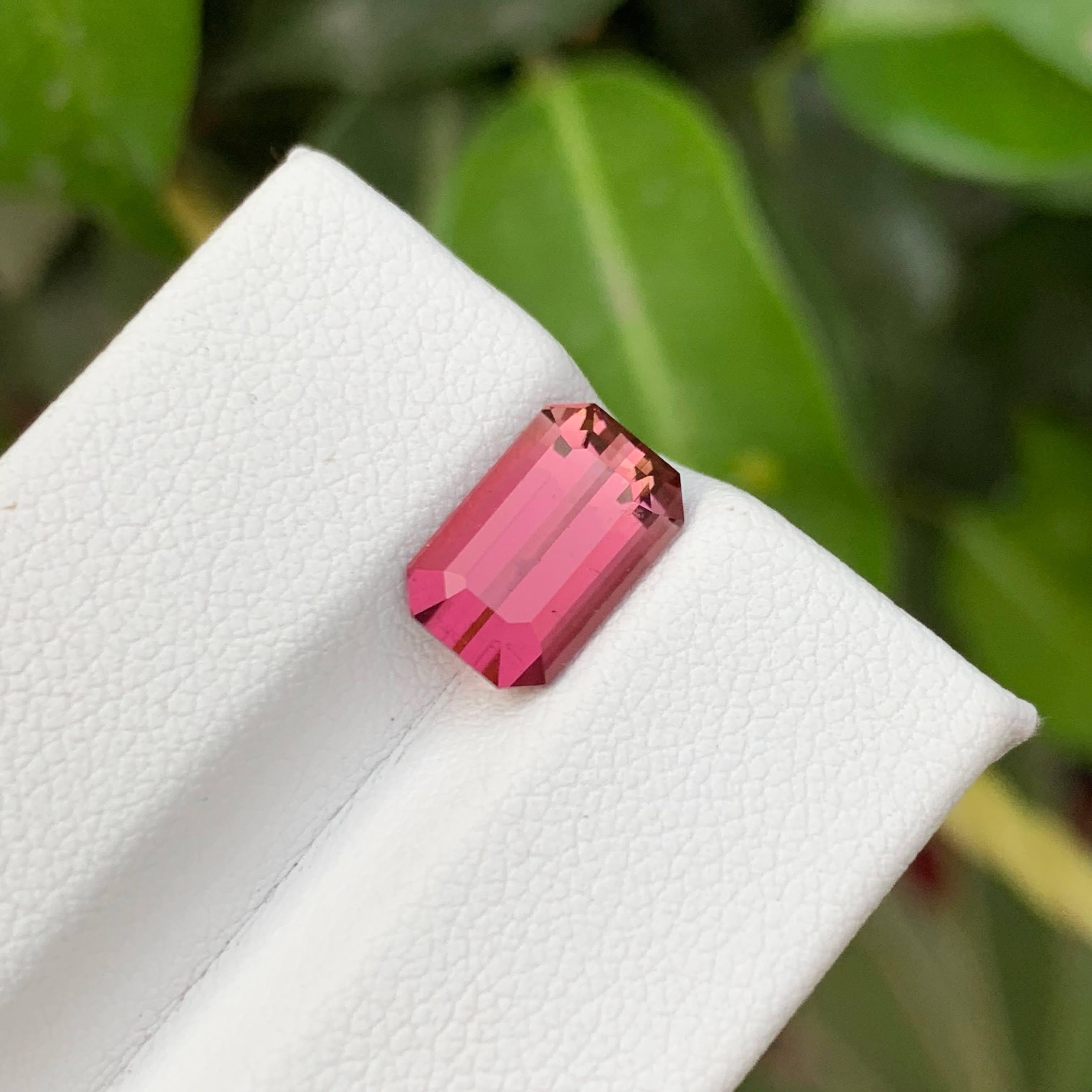 2.85 Carat Natural Loose Bubblegum Pink Tourmaline Emerald Cut Afghan Gemstone (pierre précieuse afghane) Unisexe en vente