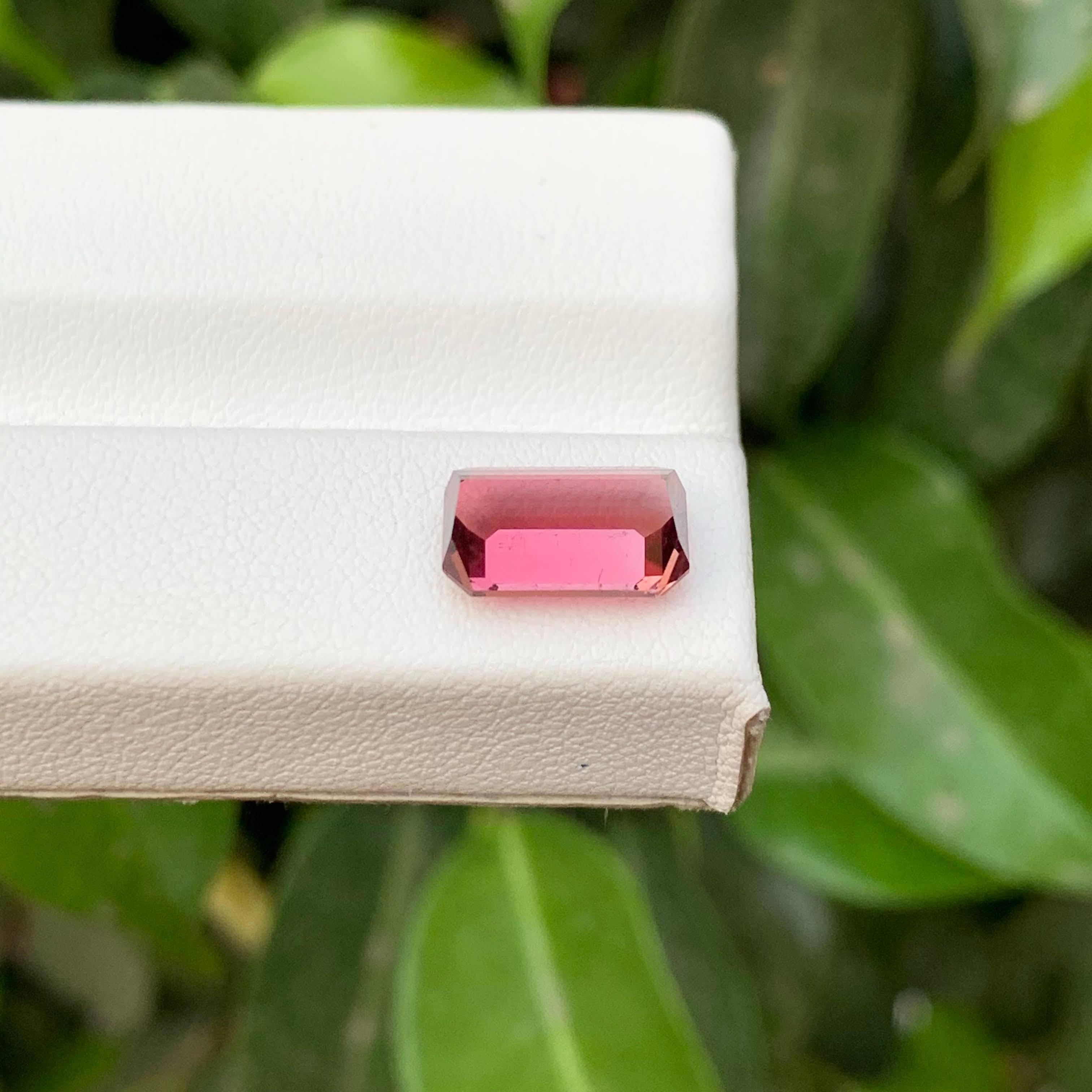 2.85 Carat Natural Loose Bubblegum Pink Tourmaline Emerald Cut Afghan Gemstone (pierre précieuse afghane) en vente 2