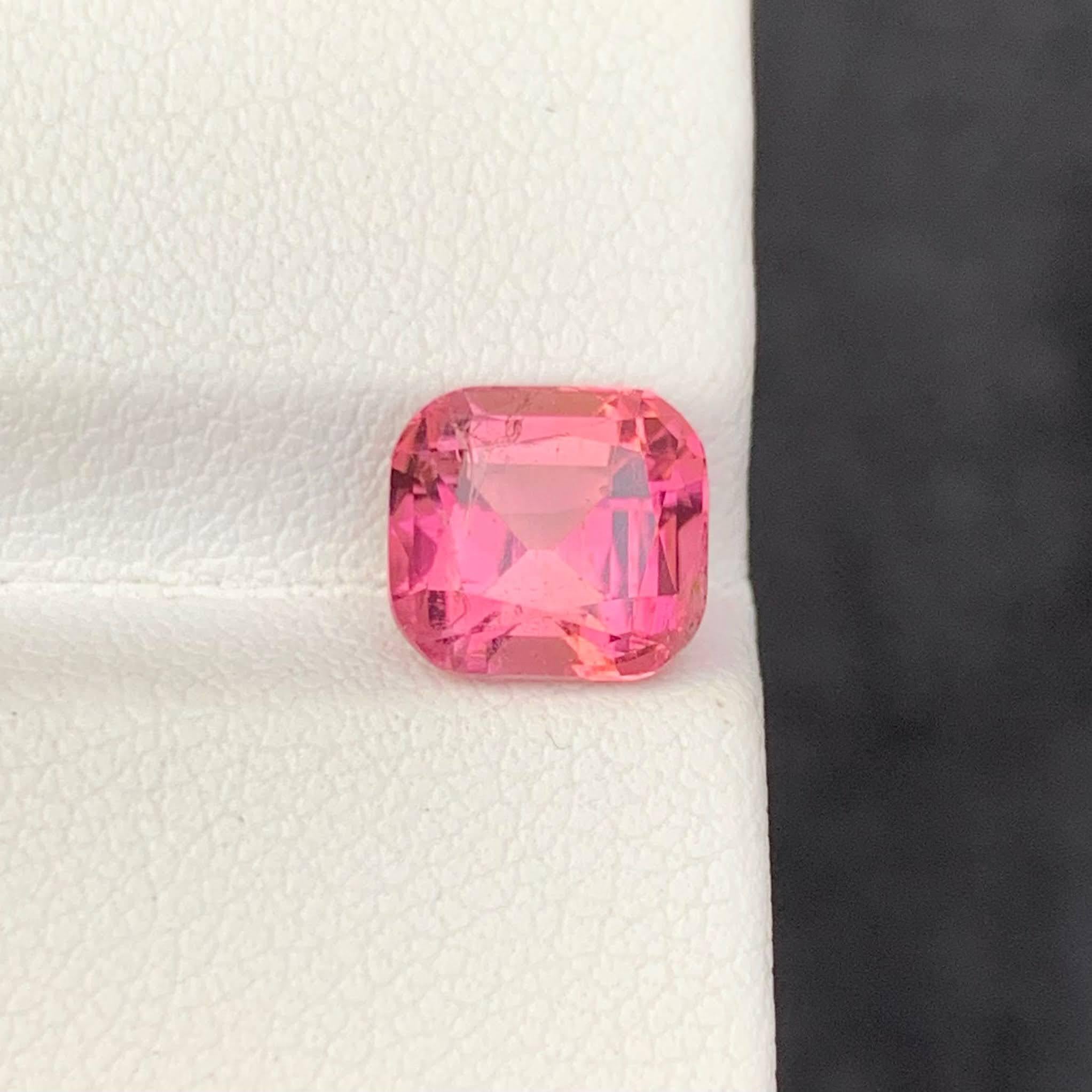 Peso 2,85 carati 
Dimensioni 8,2x7,5x6,2 mm
Trattamento Nessuno 
Origine afgana 
Chiarezza VVS 
Forma taglio cuscino 





Questa tormalina rosa pesco naturale sciolta da 2,85 carati proveniente dall'Afghanistan presenta un taglio a cuscino di