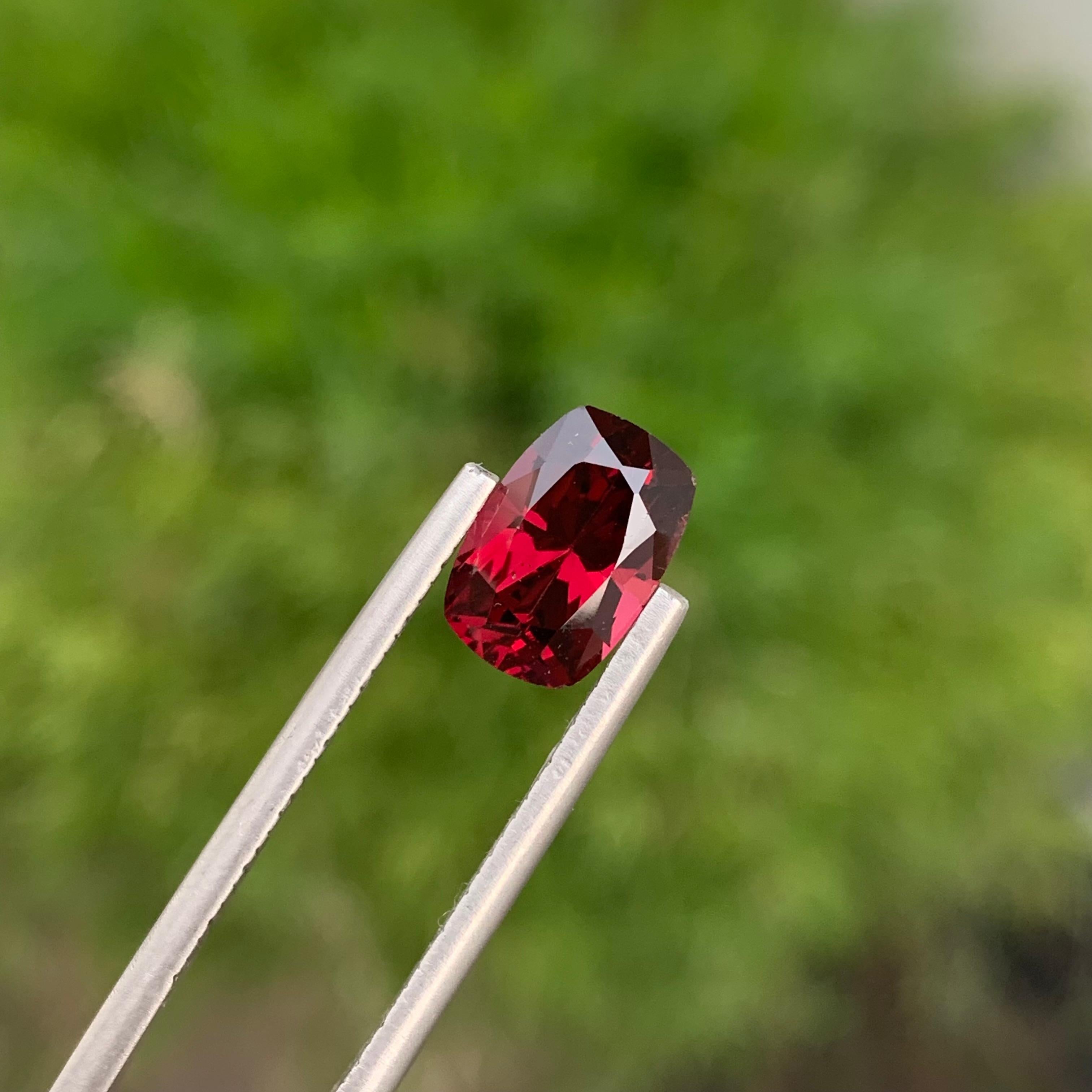 2.85 Carat Natural Loose Rhodolite Garnet Oval Shape Ring Gem In New Condition For Sale In Peshawar, PK