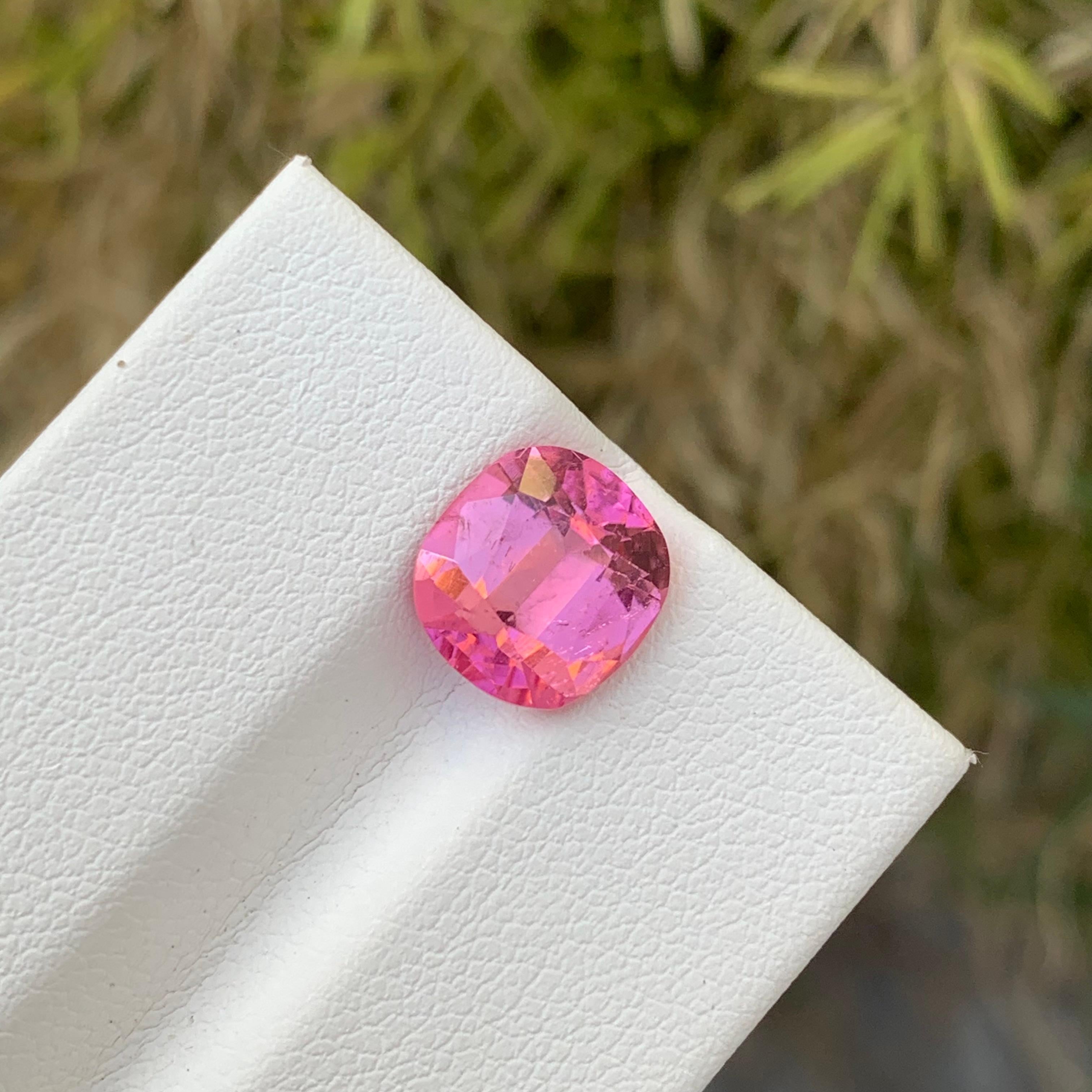 Tourmaline rose en vrac 

Poids : 2.85 Carats
Dimension : 9,3 x 8,7 x 5,4 mm
Couleur : Rose 
Origine : Afghanistan
Certificat : Sur demande
Traitement : Non
Clarté : Légèrement incluse 

La tourmaline est une pierre précieuse captivante connue pour
