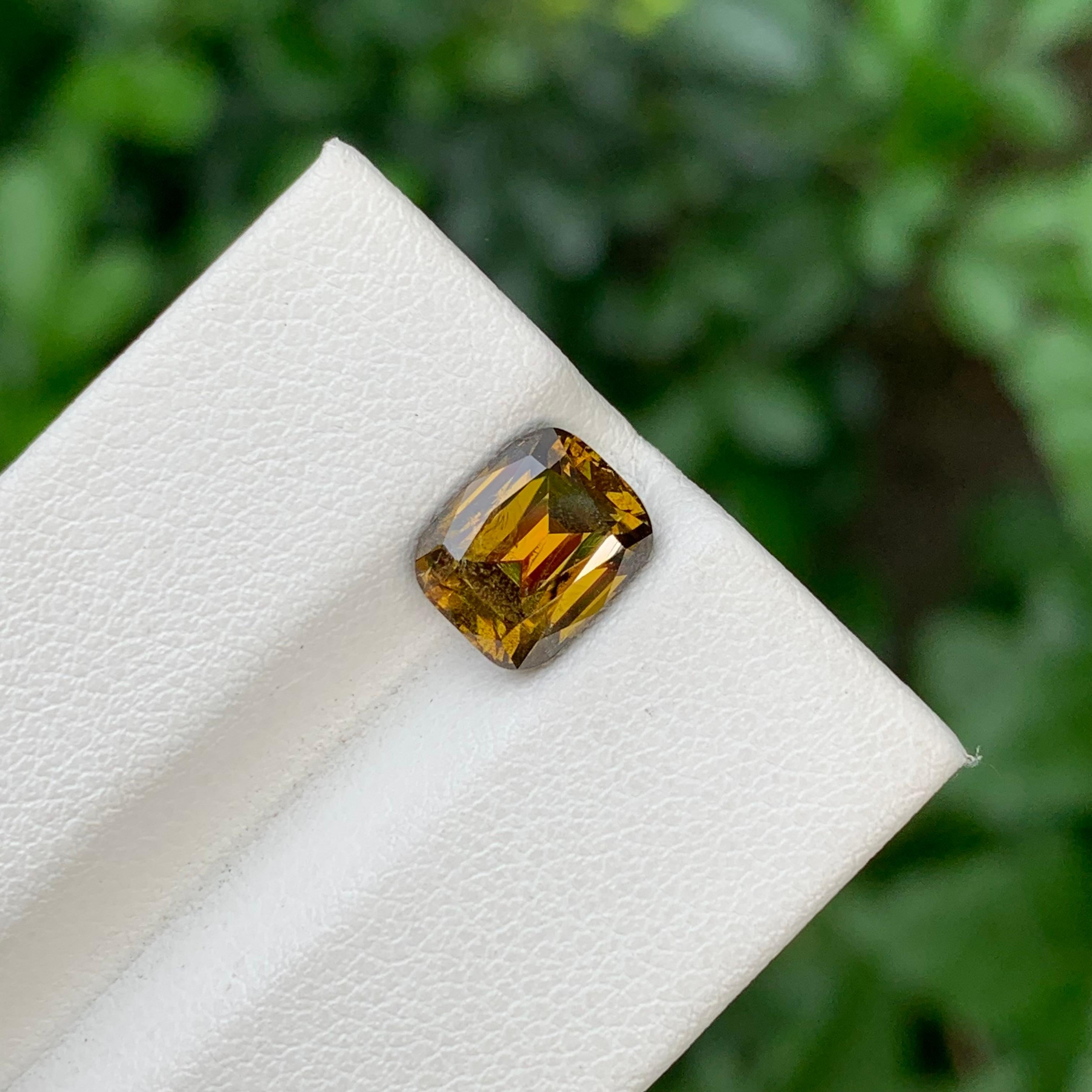 Titanite naturelle non sertie en forme de coussin de 2,85 carats provenant d'une mine de terre en vente 4