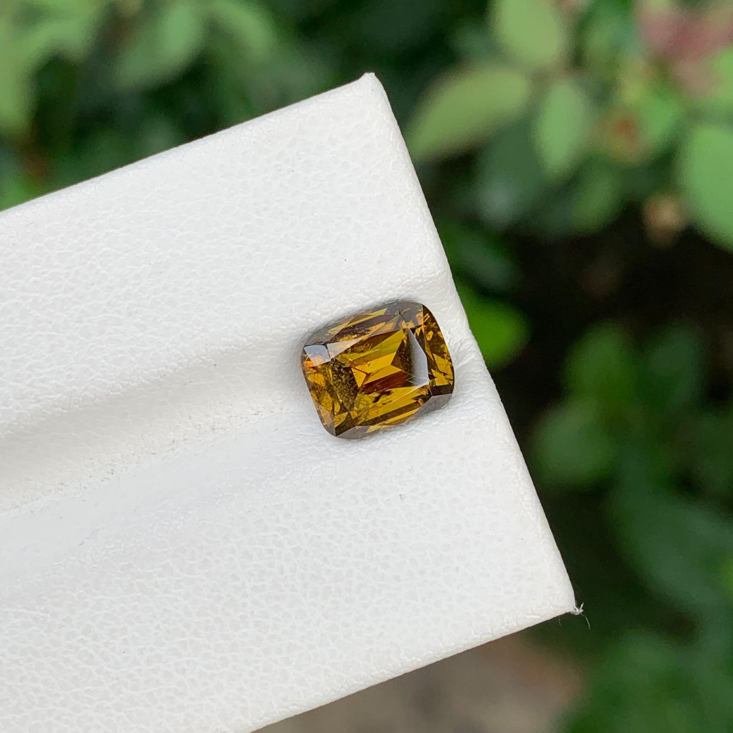 Arts and Crafts Titanite naturelle non sertie en forme de coussin de 2,85 carats provenant d'une mine de terre en vente