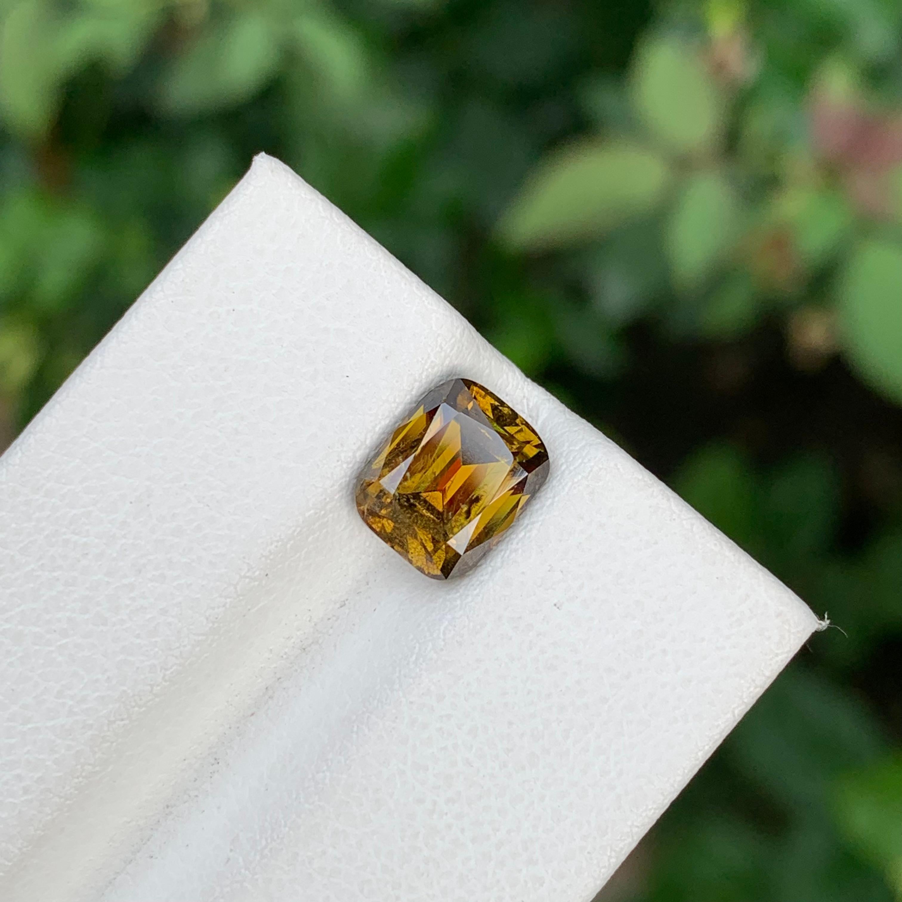 Titanite naturelle non sertie en forme de coussin de 2,85 carats provenant d'une mine de terre Neuf - En vente à Peshawar, PK