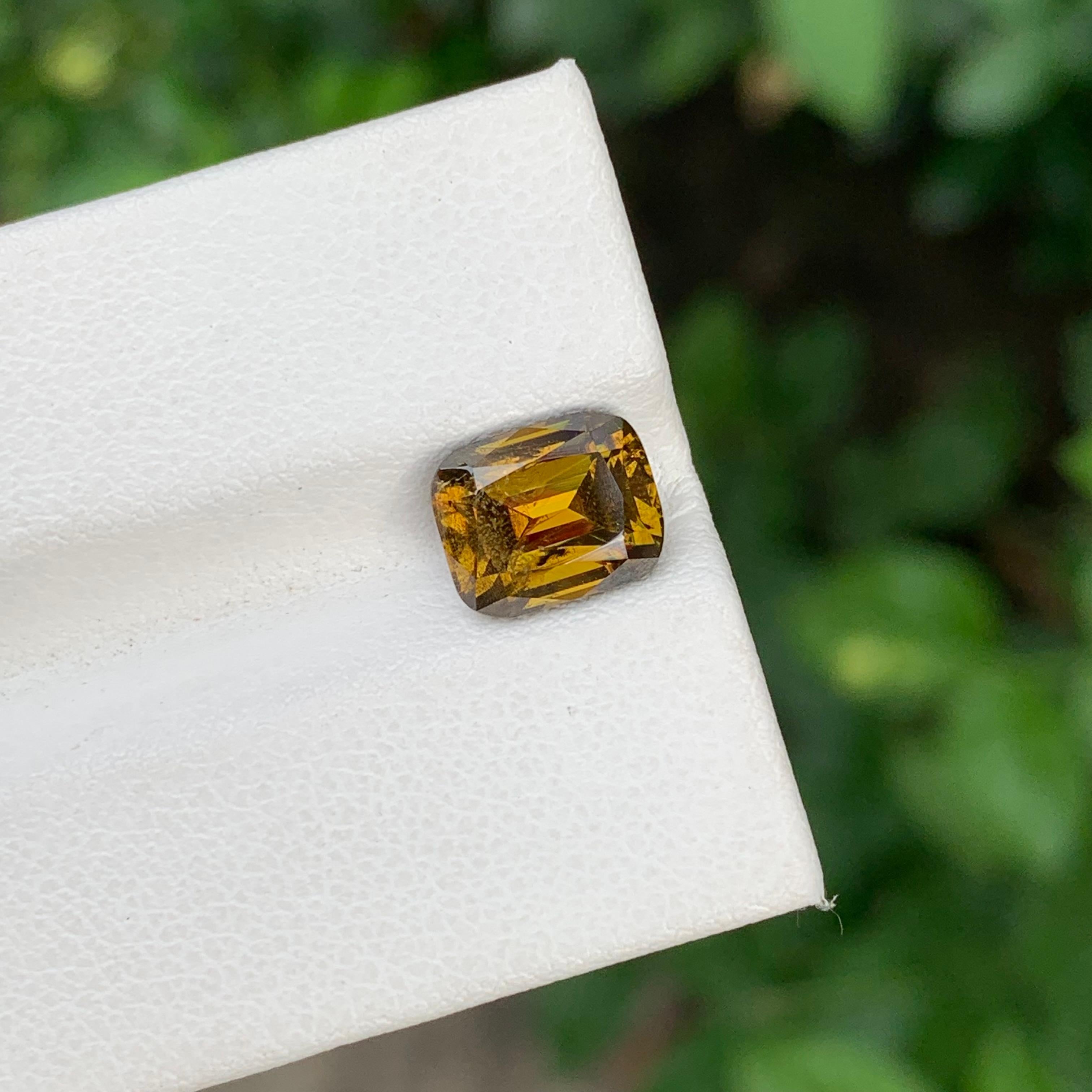 Titanite naturelle non sertie en forme de coussin de 2,85 carats provenant d'une mine de terre Unisexe en vente