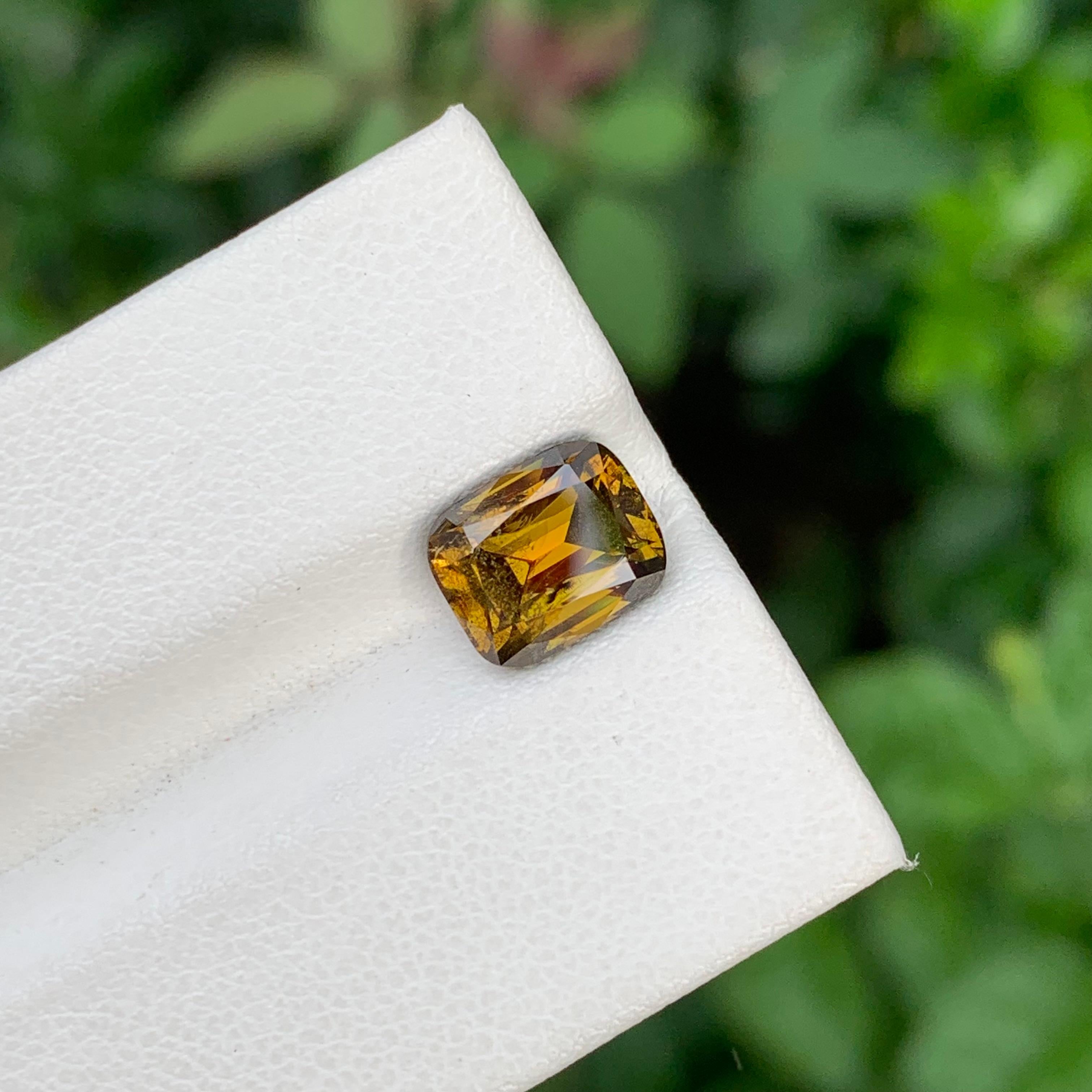Titanite naturelle non sertie en forme de coussin de 2,85 carats provenant d'une mine de terre en vente 1
