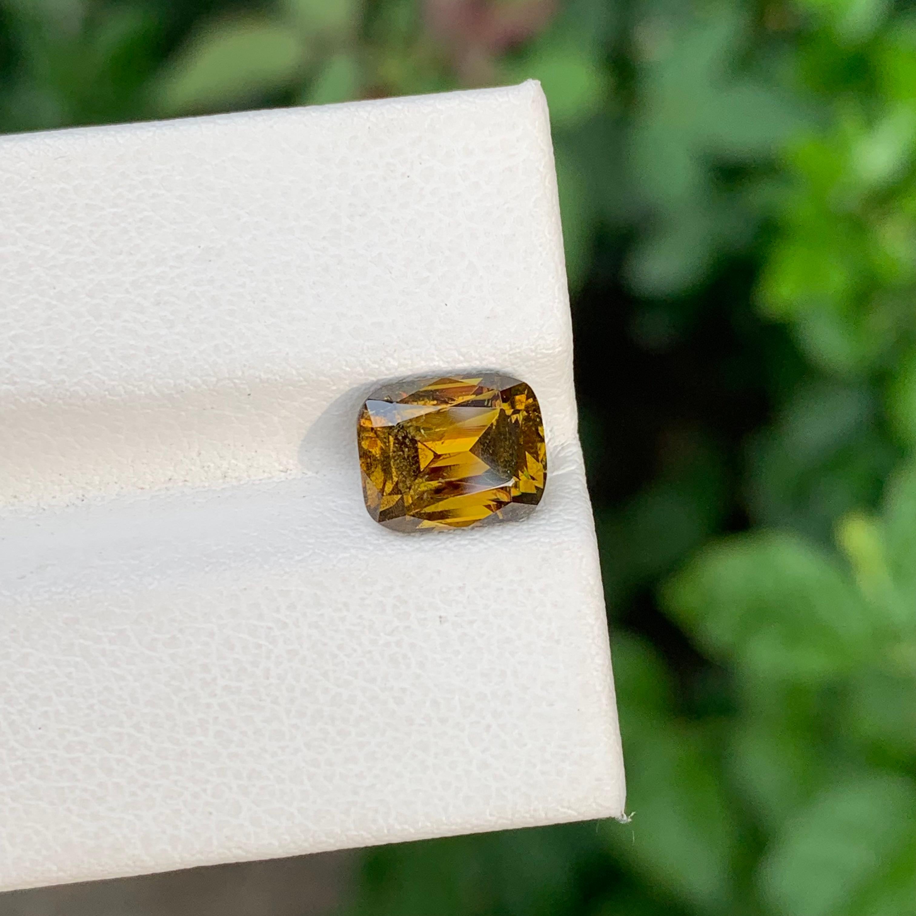 Titanite naturelle non sertie en forme de coussin de 2,85 carats provenant d'une mine de terre en vente 2