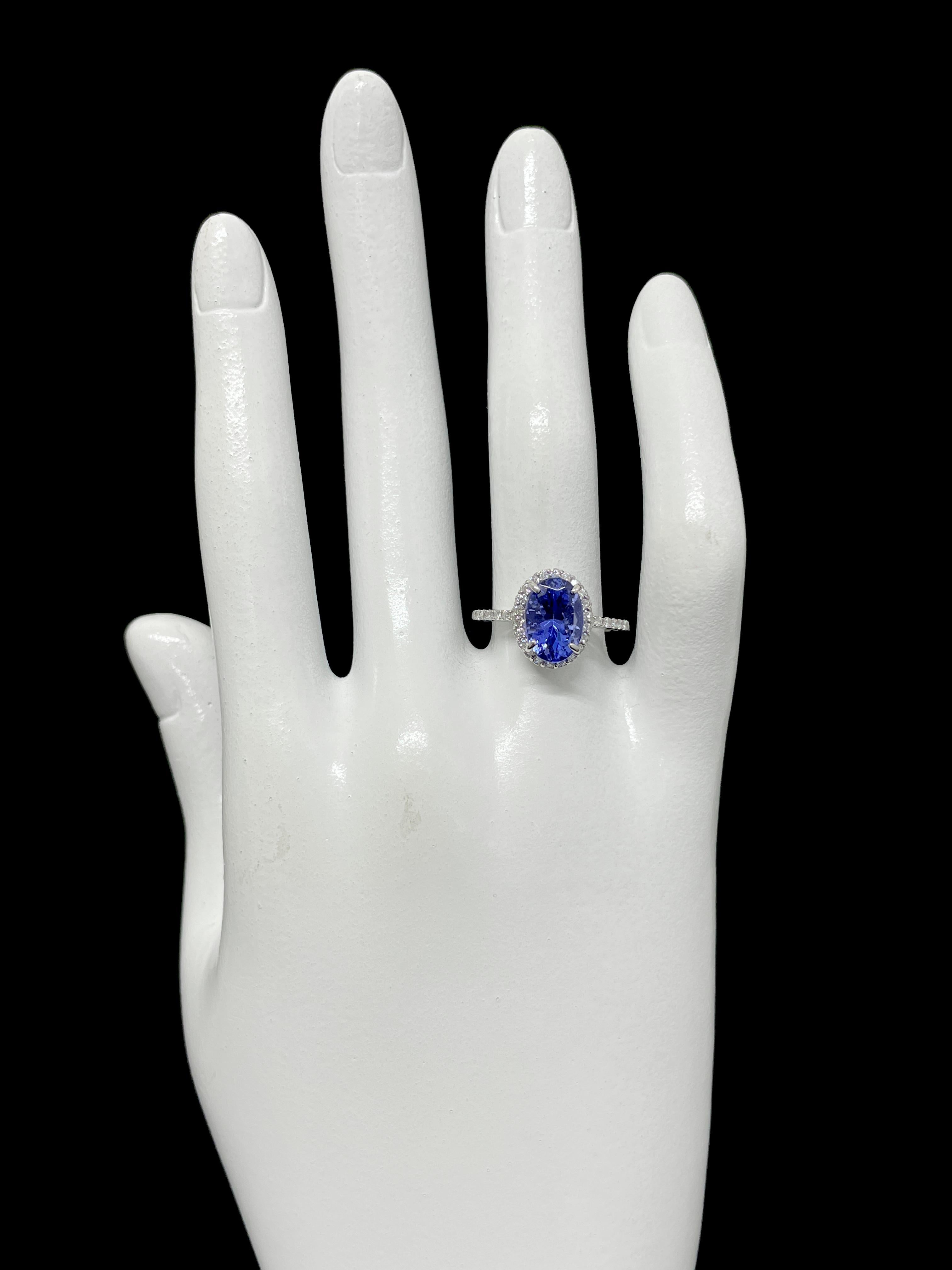 2.85 Carat Natural Tanzanite and Diamond Halo Ring Set in Platinum In New Condition For Sale In Tokyo, JP