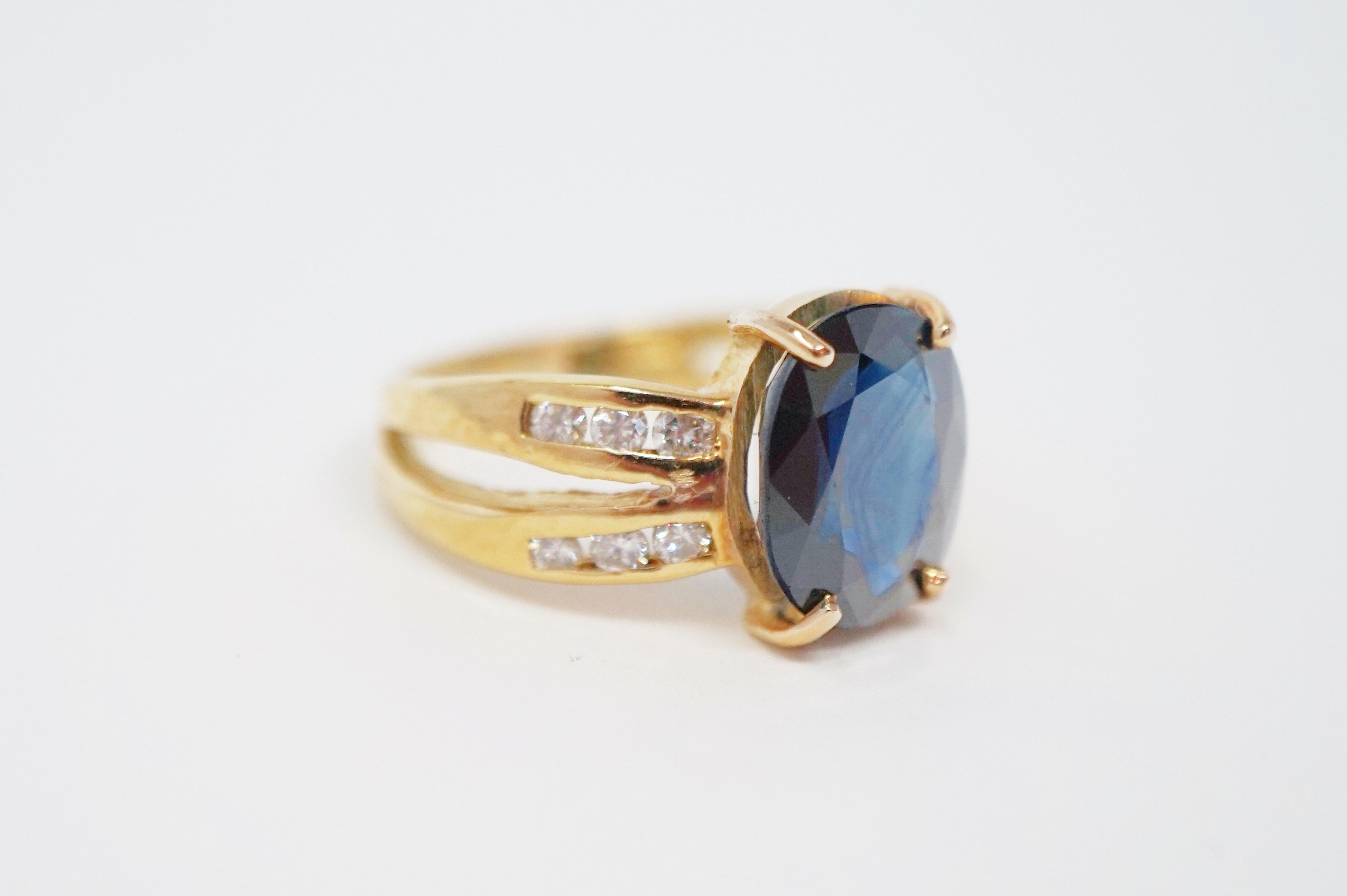 2.85 Carat Oval Cut Sapphire 14 Karat Gold Engagement Ring with Diamonds For Sale 4