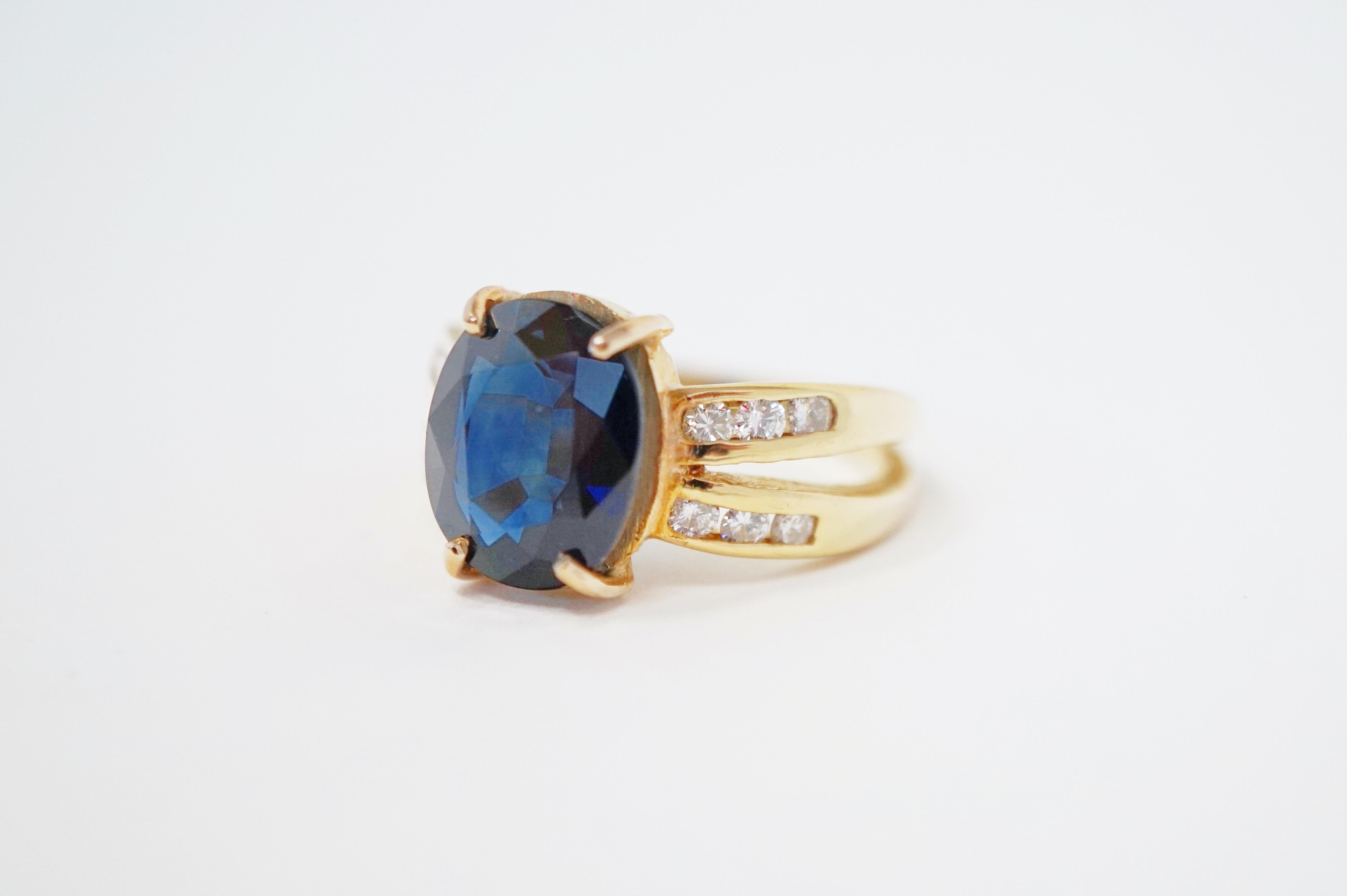 2.85 Carat Oval Cut Sapphire 14 Karat Gold Engagement Ring with Diamonds For Sale 5