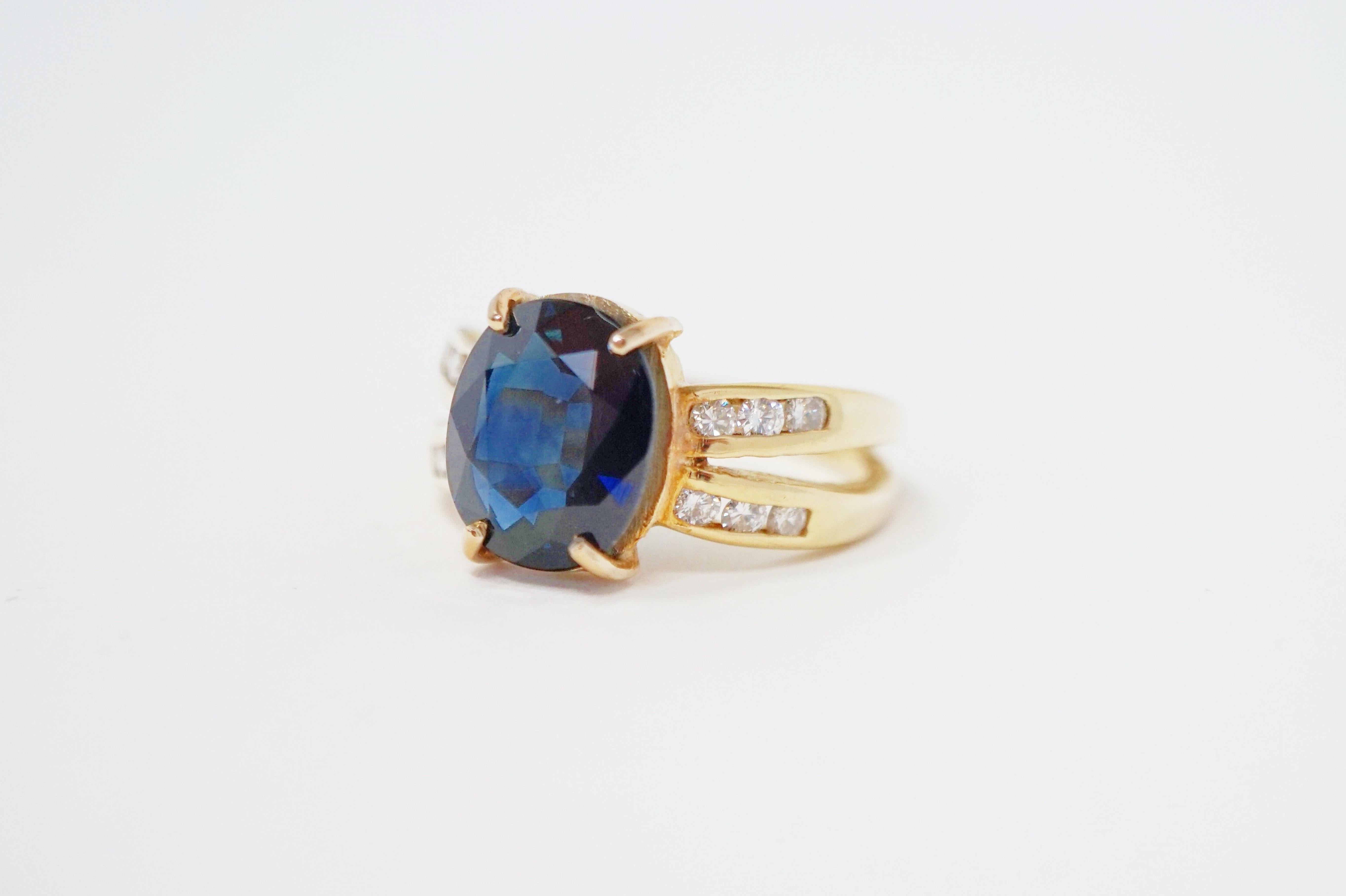 2.85 Carat Oval Cut Sapphire 14 Karat Gold Engagement Ring with Diamonds For Sale 6