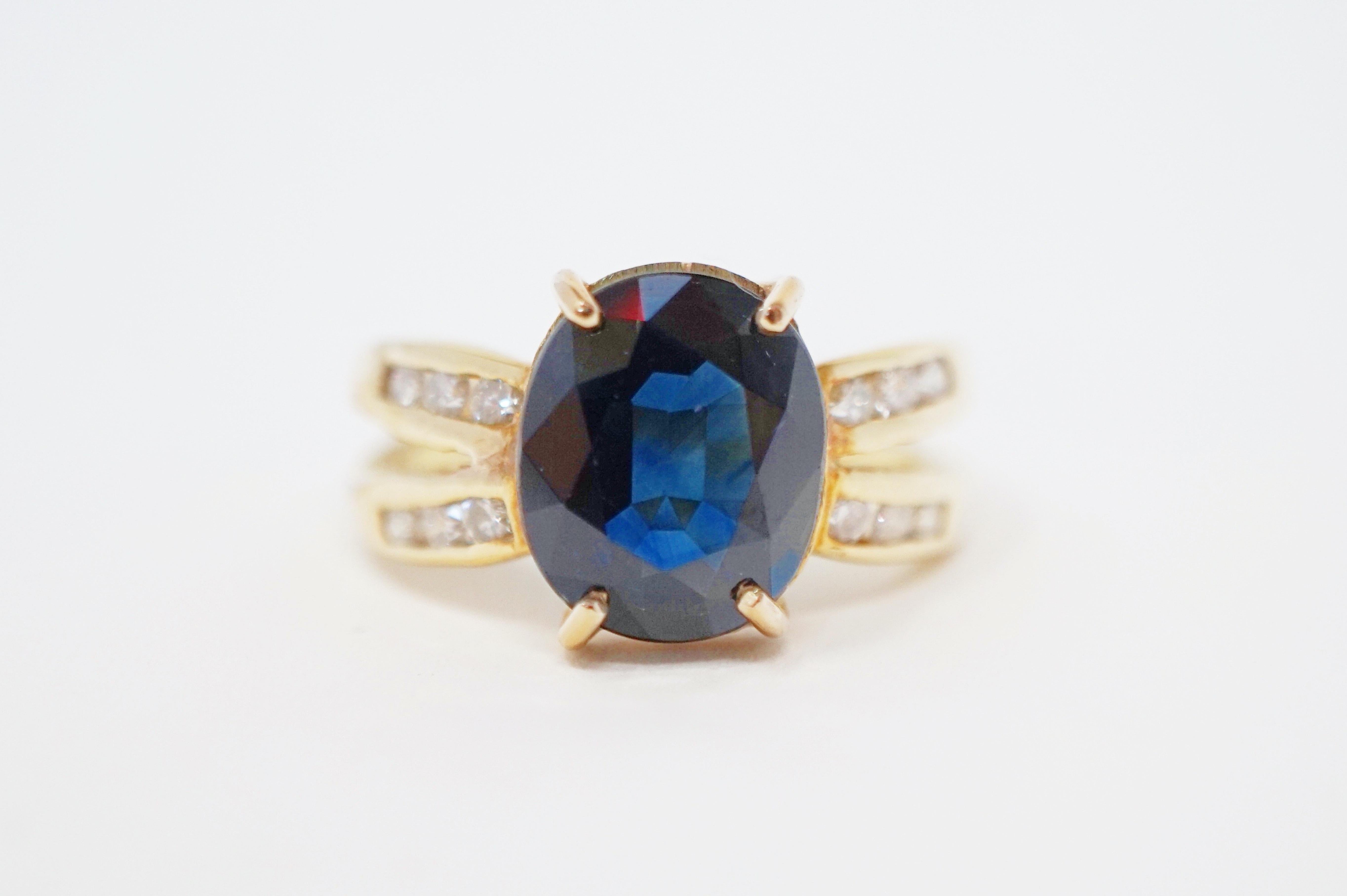 Moderne Bague de fiançailles en or 14 carats avec diamants et saphir taille ovale de 2,85 carats en vente