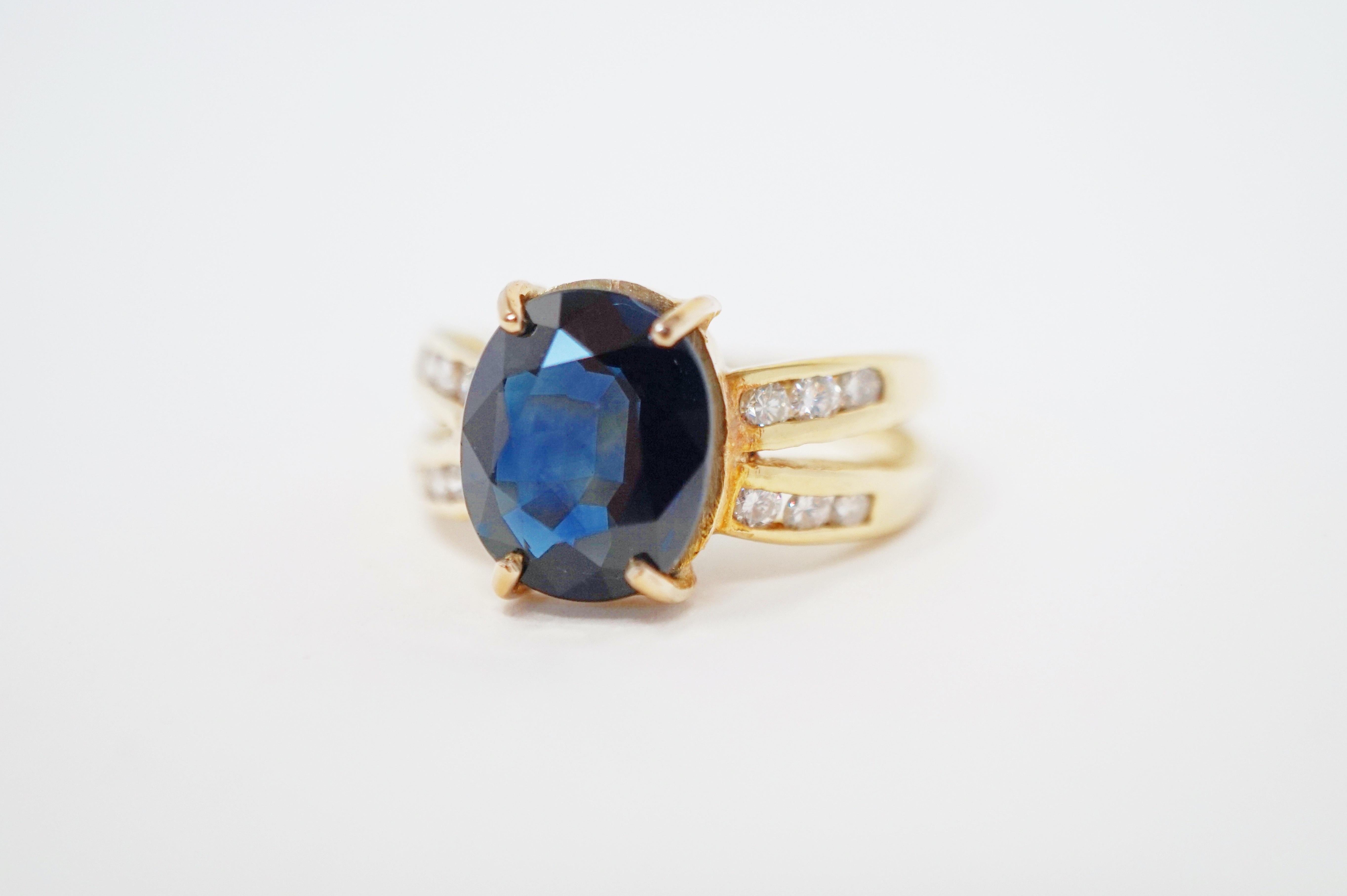 Taille ovale Bague de fiançailles en or 14 carats avec diamants et saphir taille ovale de 2,85 carats en vente