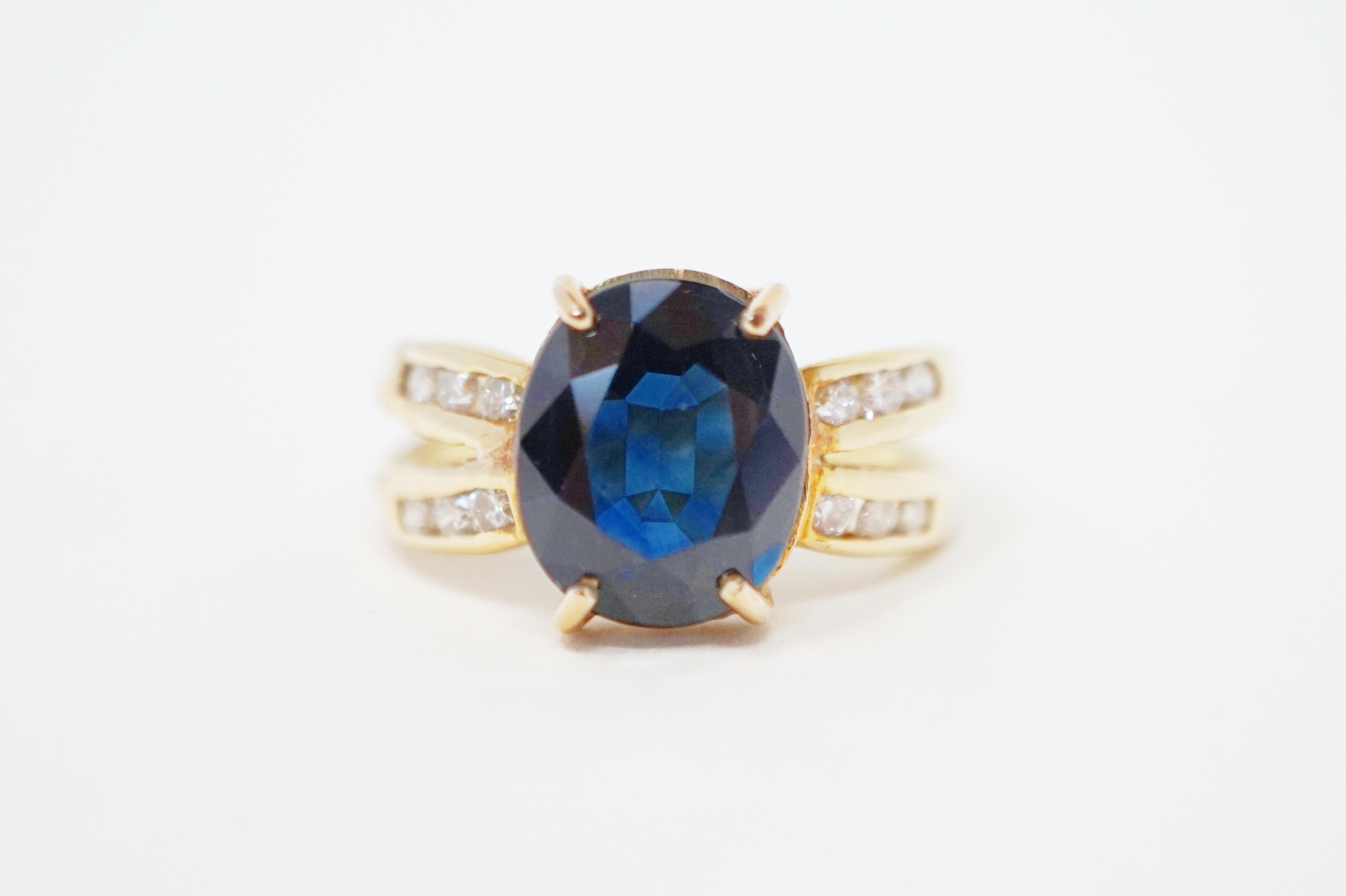 Bague de fiançailles en or 14 carats avec diamants et saphir taille ovale de 2,85 carats en vente 1