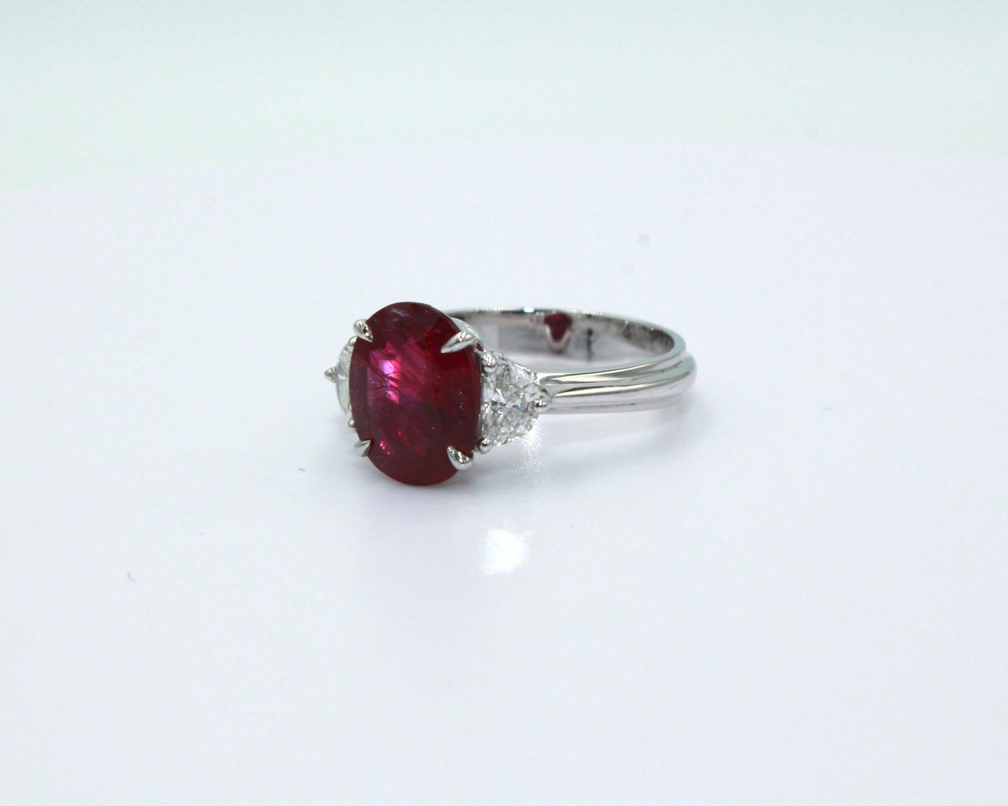 Taille ovale Boucle d'oreille rubis et diamant de 2,85 carats sans chaleur en vente