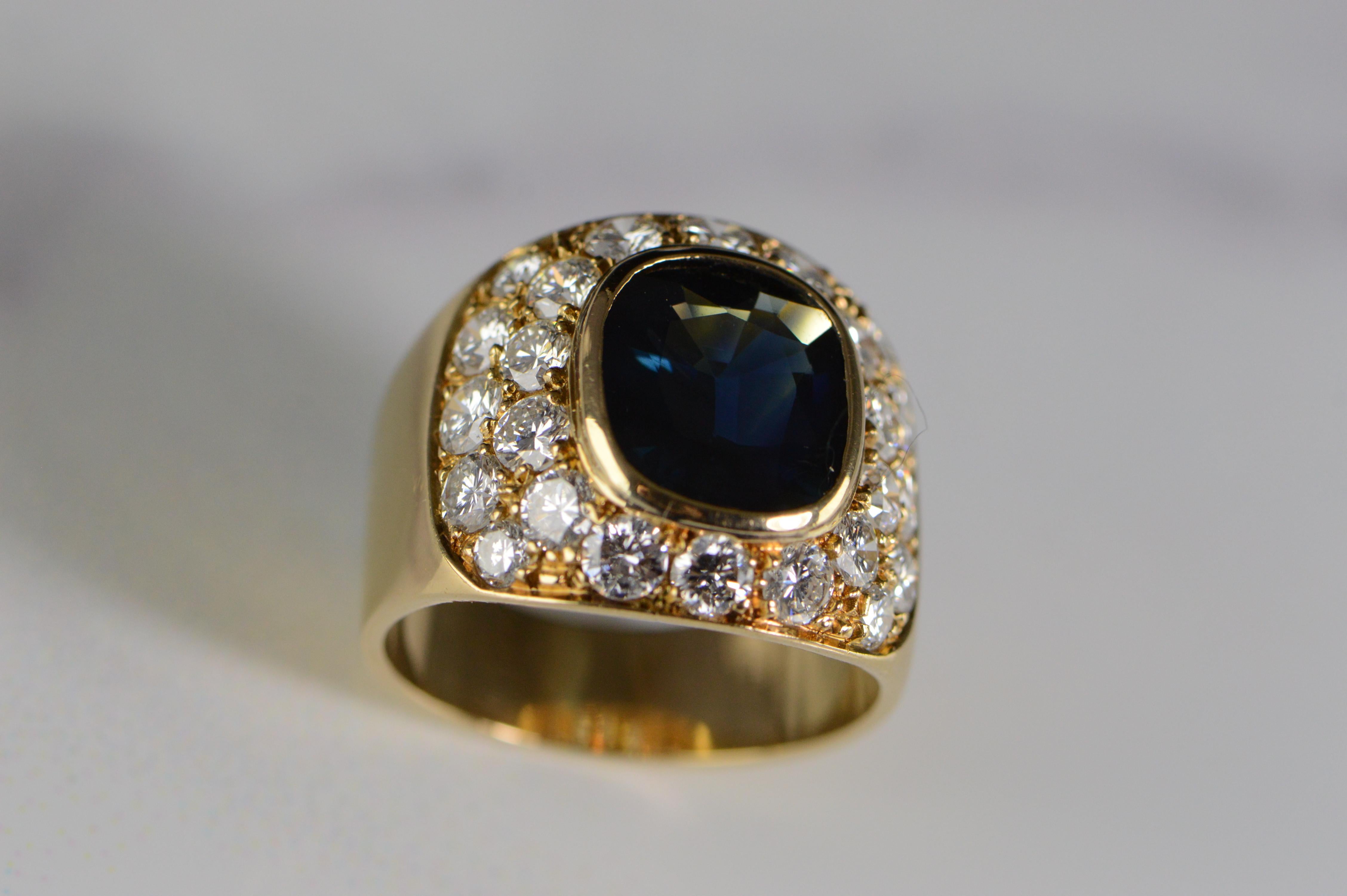Women's 2.85 Carat Sapphire Diamond Accented Gold Ring For Sale
