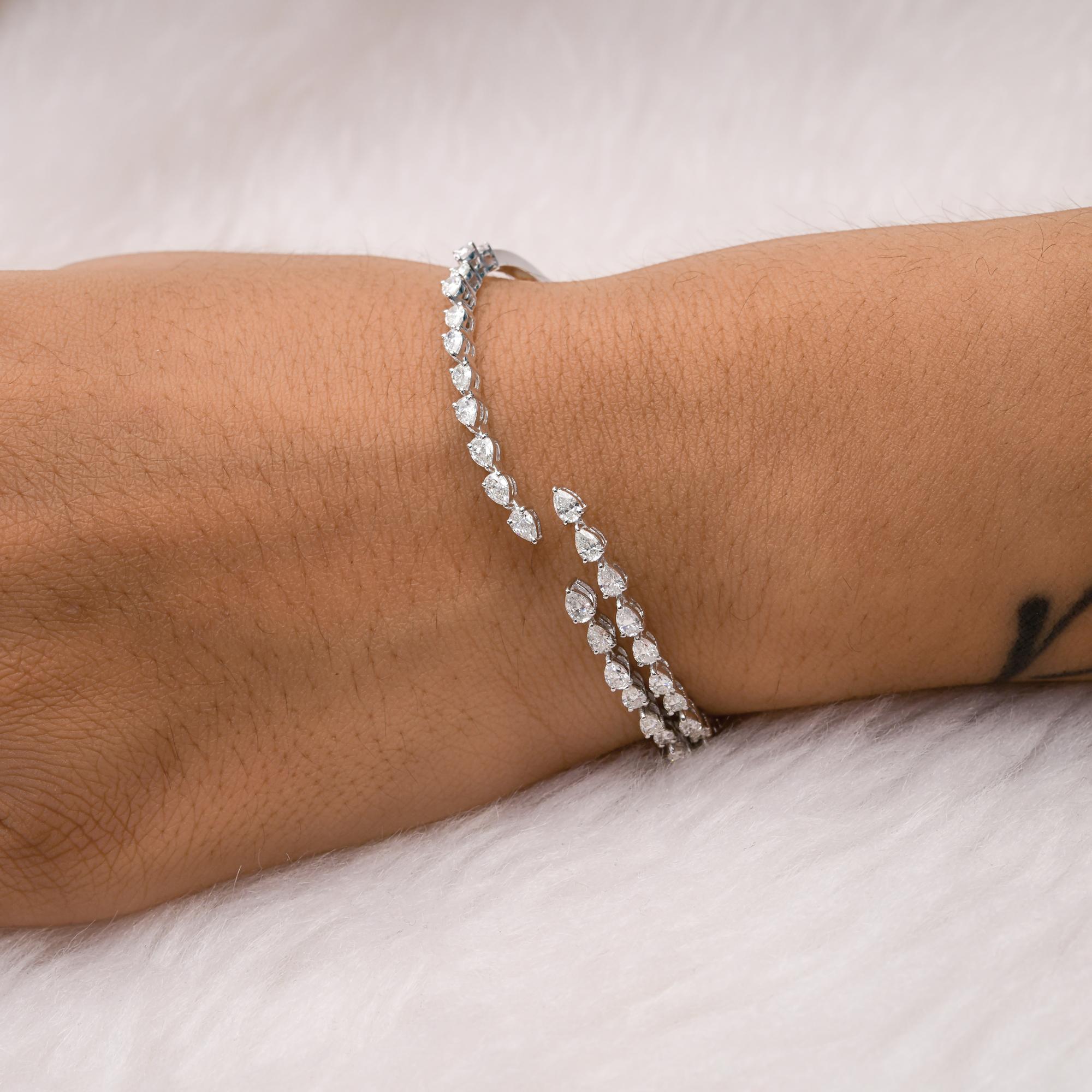 Moderno 2,85 Carati SI/H Pear Brilliant Cut Diamond Bangle Bracciale in oro bianco 18 carati in vendita