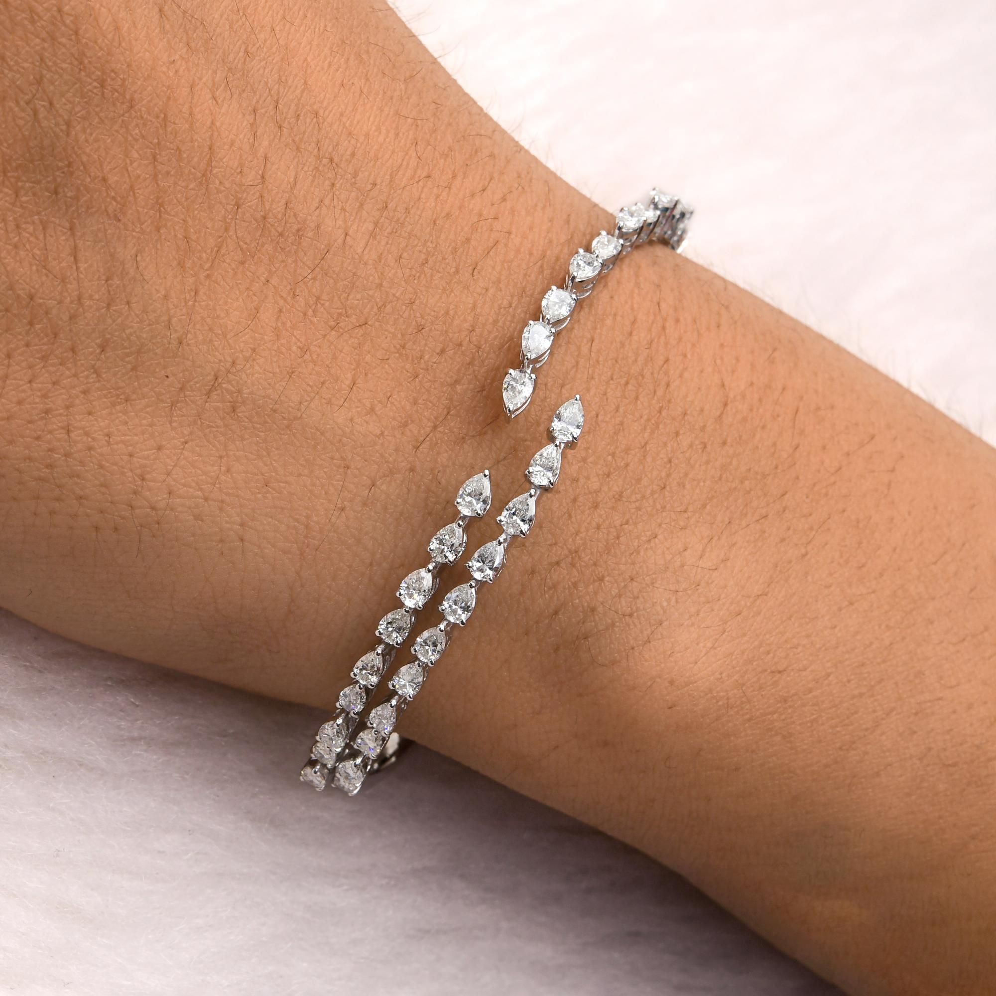 Taglio a goccia 2,85 Carati SI/H Pear Brilliant Cut Diamond Bangle Bracciale in oro bianco 18 carati in vendita