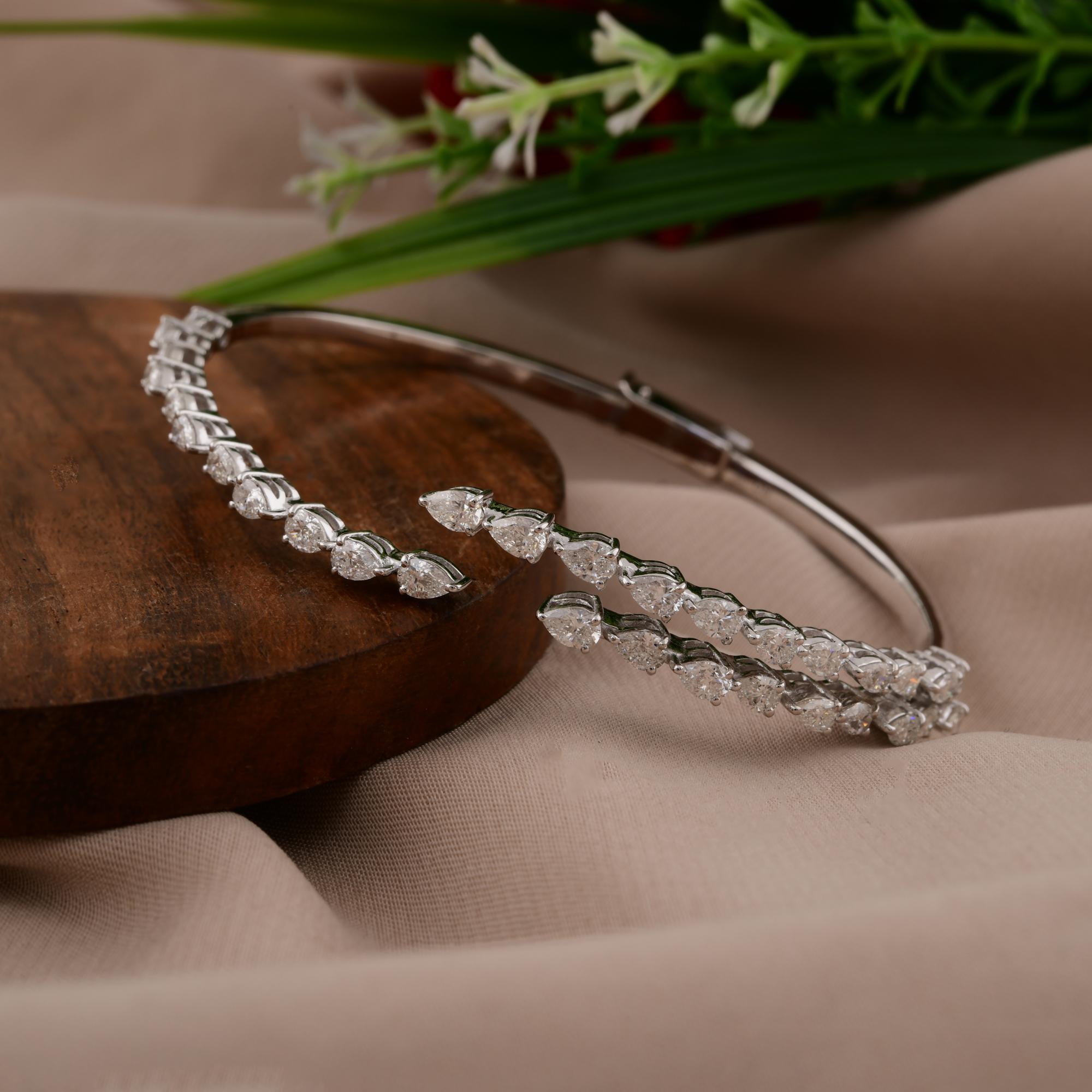 2,85 Carati SI/H Pear Brilliant Cut Diamond Bangle Bracciale in oro bianco 18 carati In condizioni Nuovo in vendita a Diera, Dubai