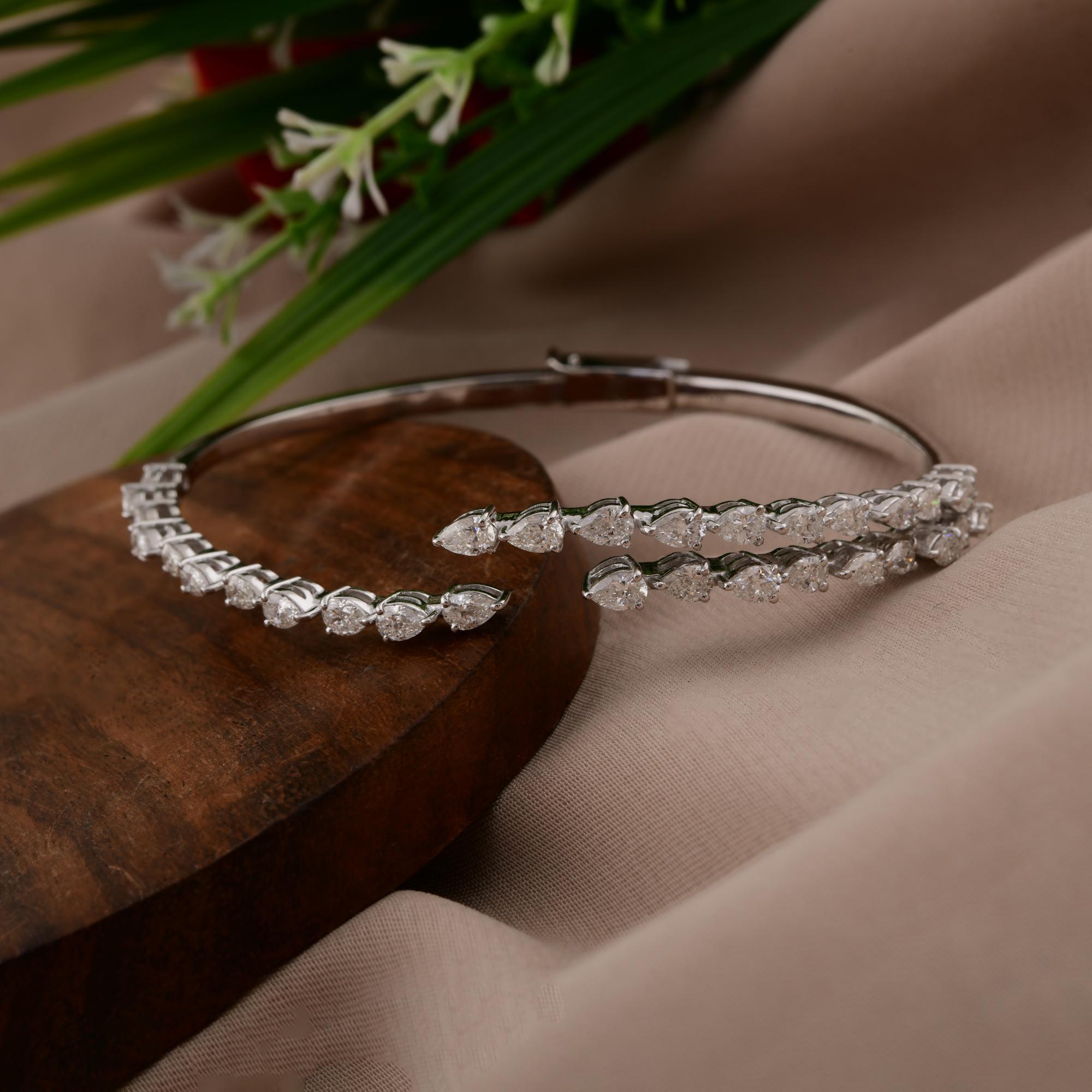 Donna 2,85 Carati SI/H Pear Brilliant Cut Diamond Bangle Bracciale in oro bianco 18 carati in vendita