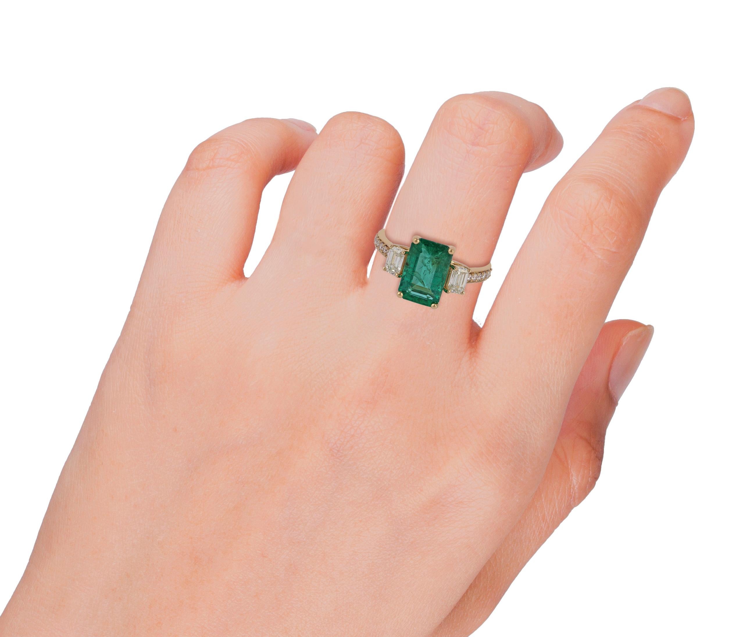 2.85 Carat Zambian Emerald & Diamond Ring Studded in 18k Yellow Gold In New Condition For Sale In Jaipur, Rajasthan