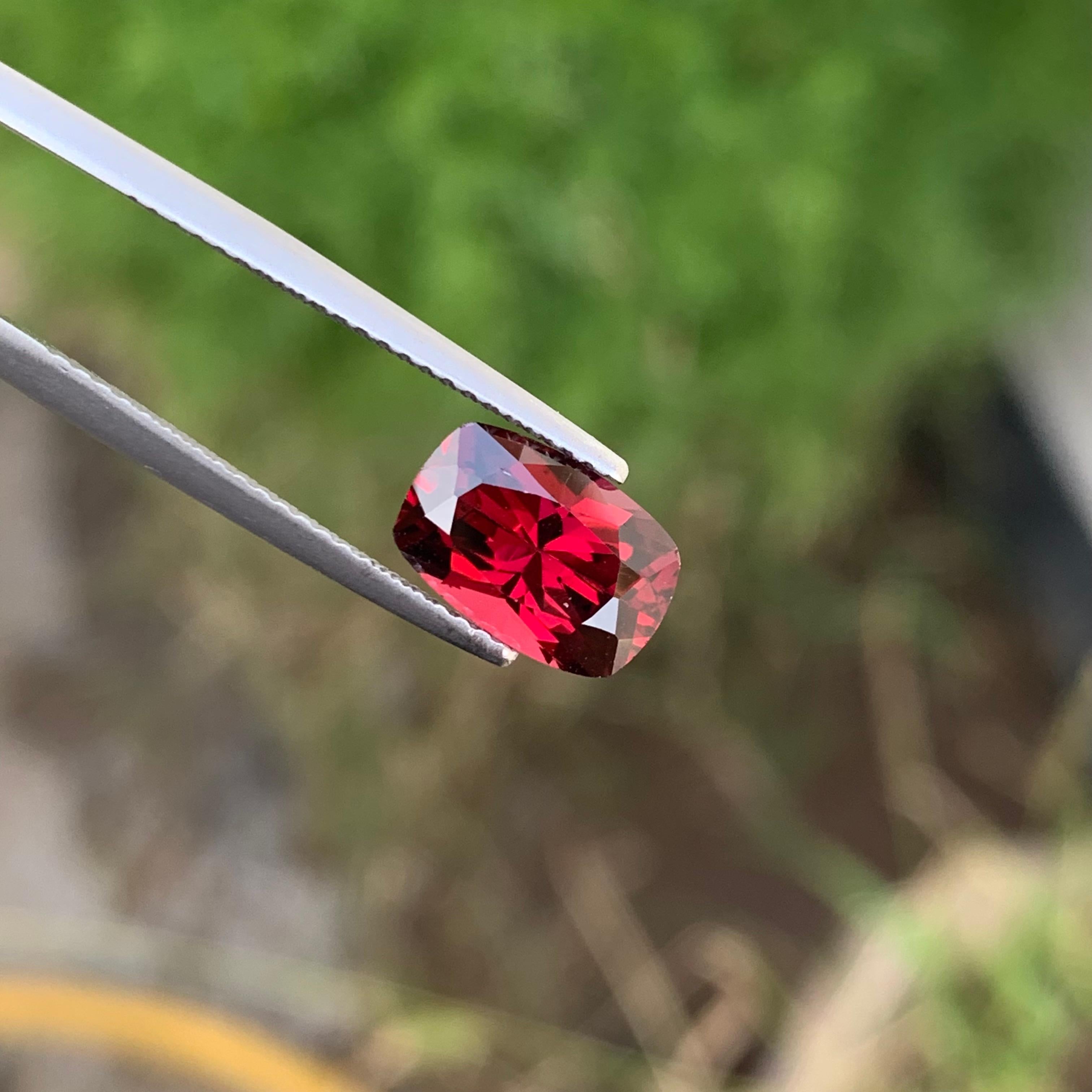 Bague en grenat rhodolite rouge non serti de 2,85 carats de forme ovale Unisexe en vente