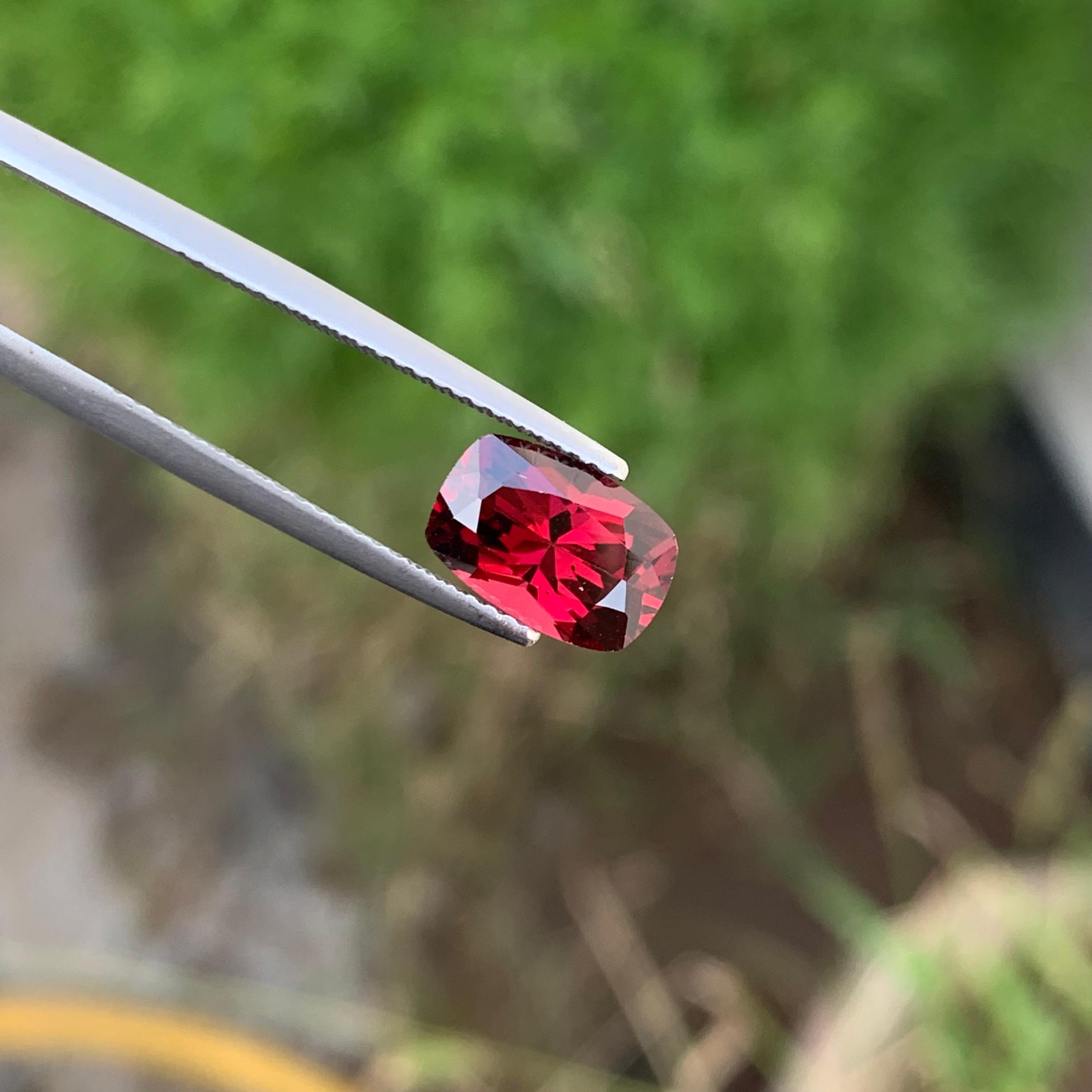 Bague en grenat rhodolite rouge non serti de 2,85 carats de forme ovale en vente 3