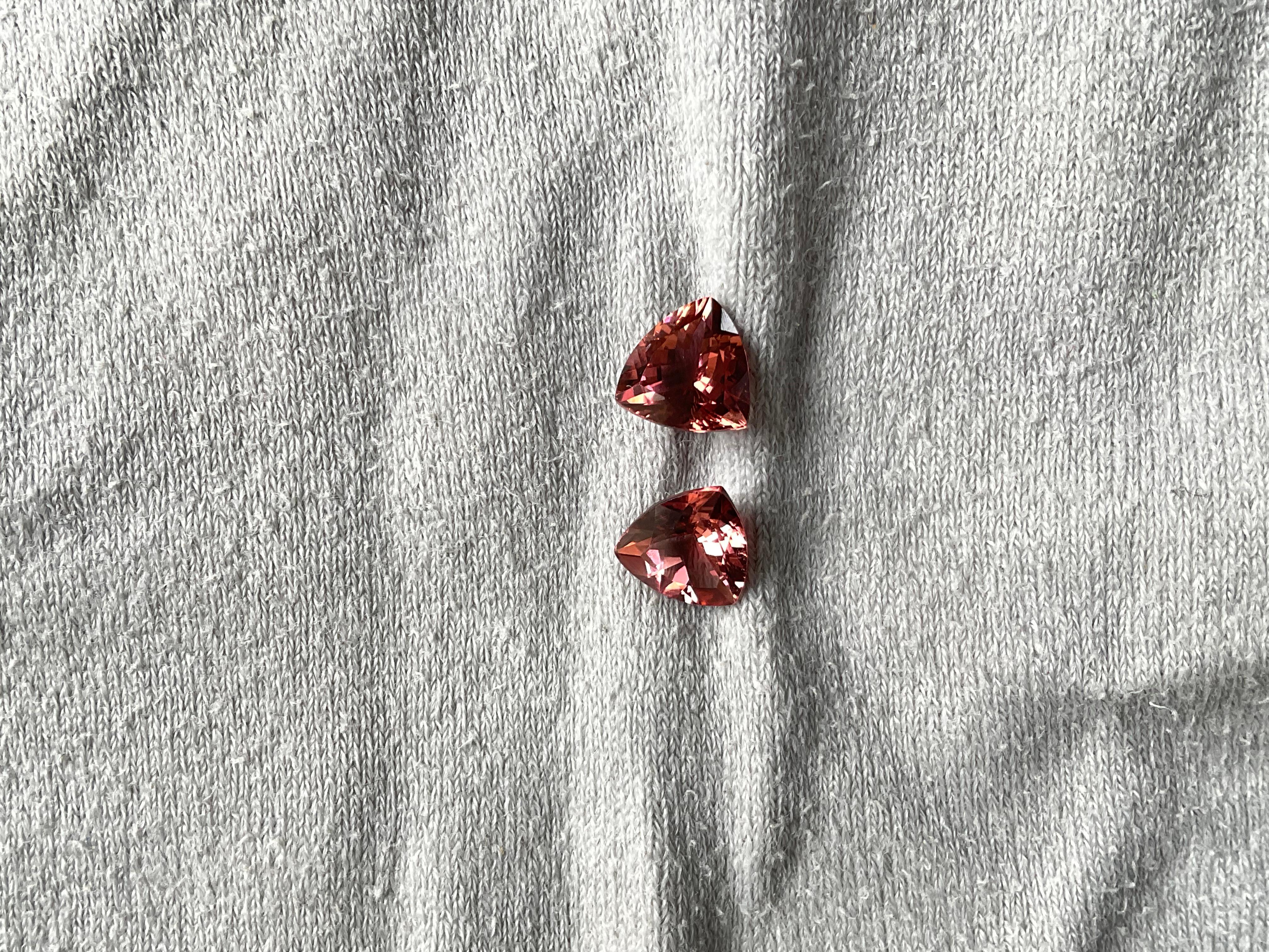 da uomo o donna 2,85 carati di tormalina Trillion 2 pezzi pietra tagliata sfaccettata Gemme naturali di alta qualità in vendita