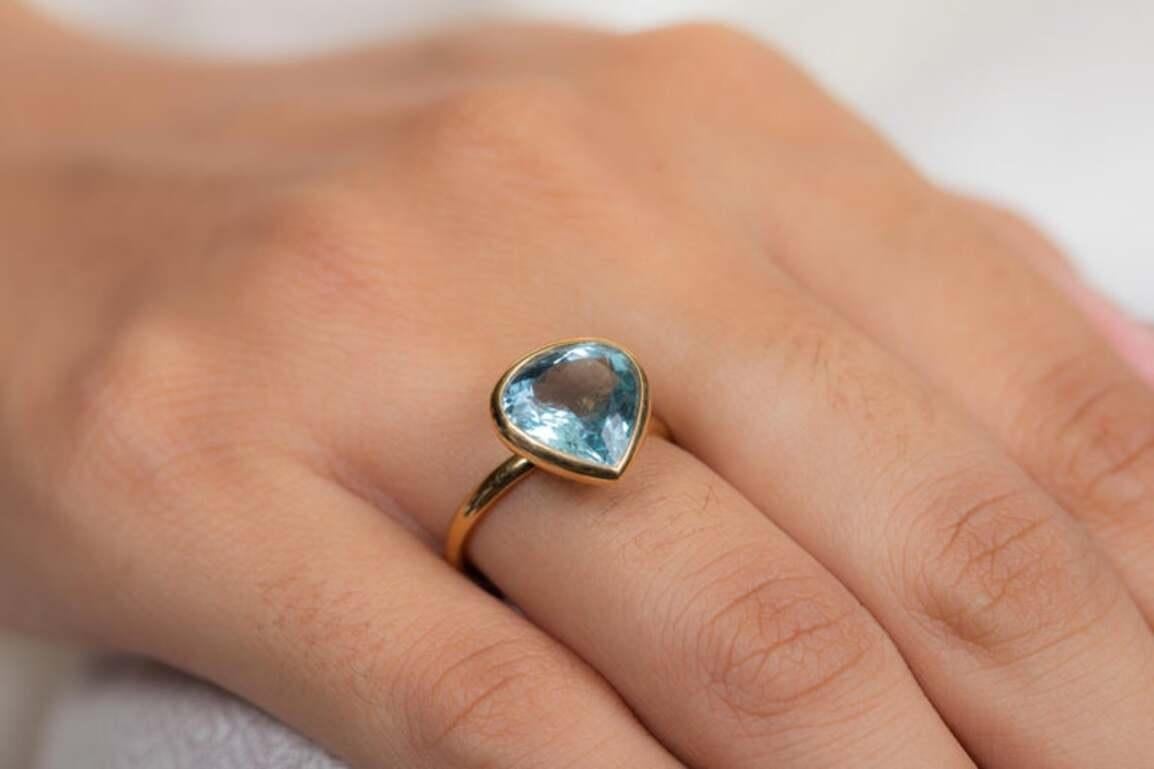 For Sale:  2.85 CTW Pear Cut Aquamarine Solitaire Ring Made in 18k Solid Yellow Gold 5