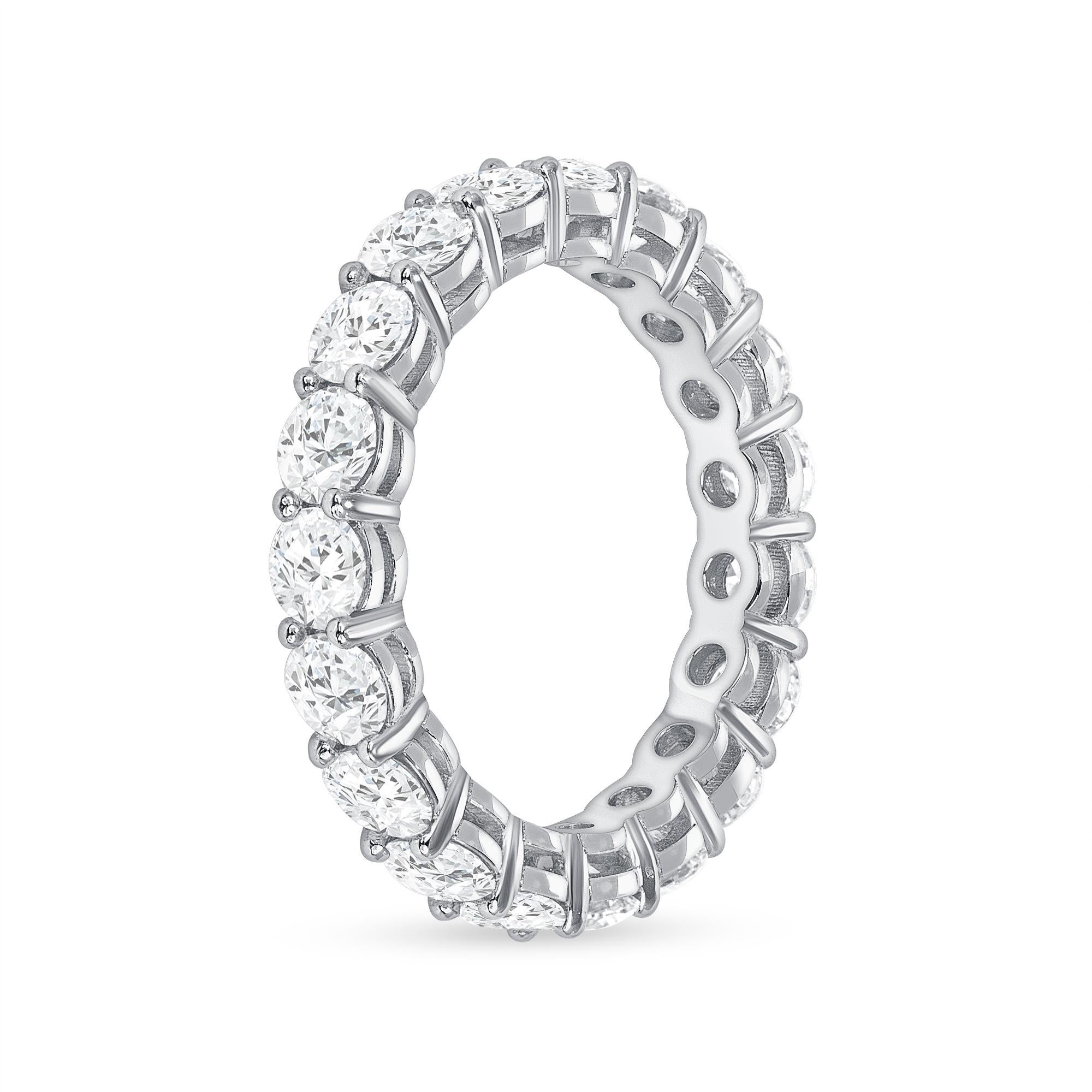 Fascia per l'eternità con diamanti tondi e brillanti in platino. Questa fascia per l'eternità ha diciannove diamanti rotondi di colore F e purezza VS1, per un peso totale di 2,85 carati.
