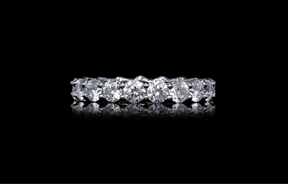 Taglio rotondo 2,85 Ctw. Fascia per l'eternità con diamanti tondi e brillanti in platino in vendita