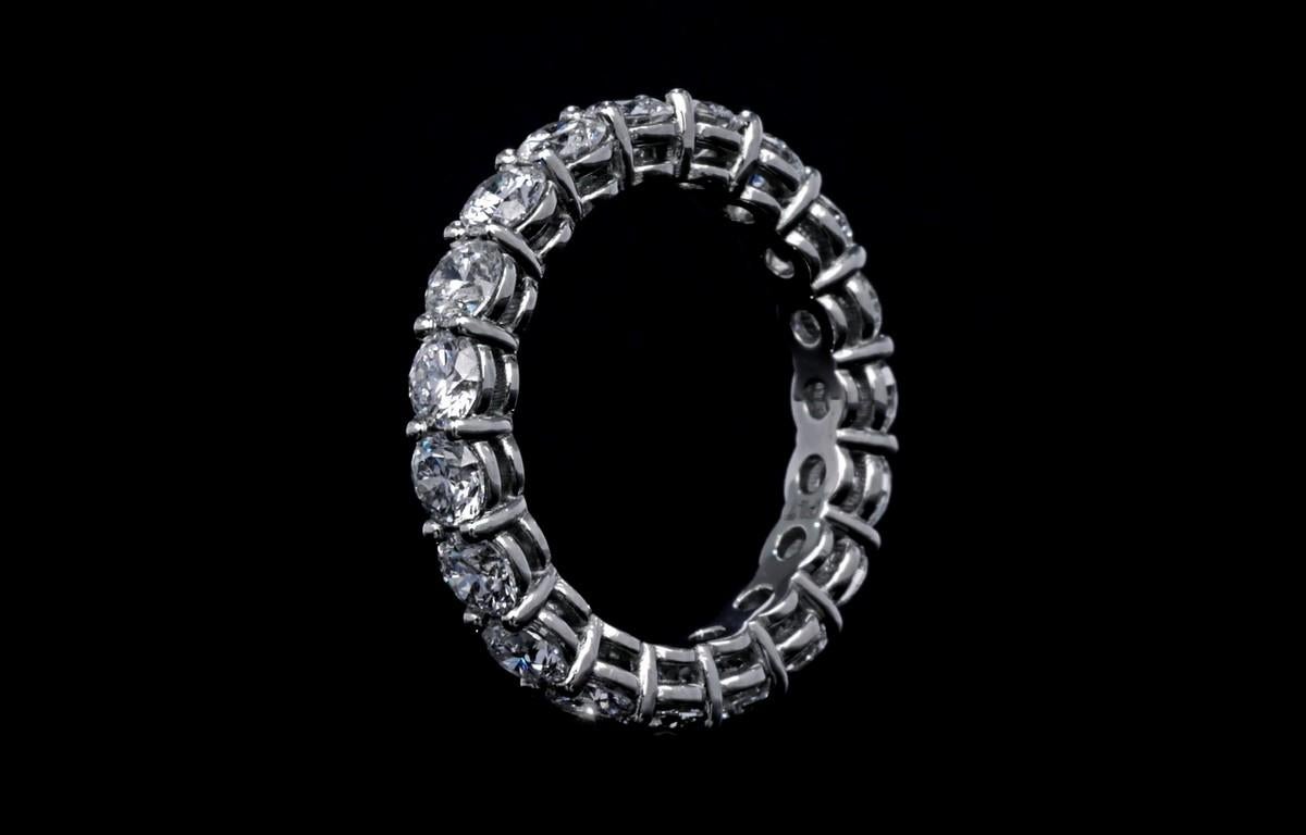 2,85 Ctw. Fascia per l'eternità con diamanti tondi e brillanti in platino In condizioni Nuovo in vendita a San Francisco, CA