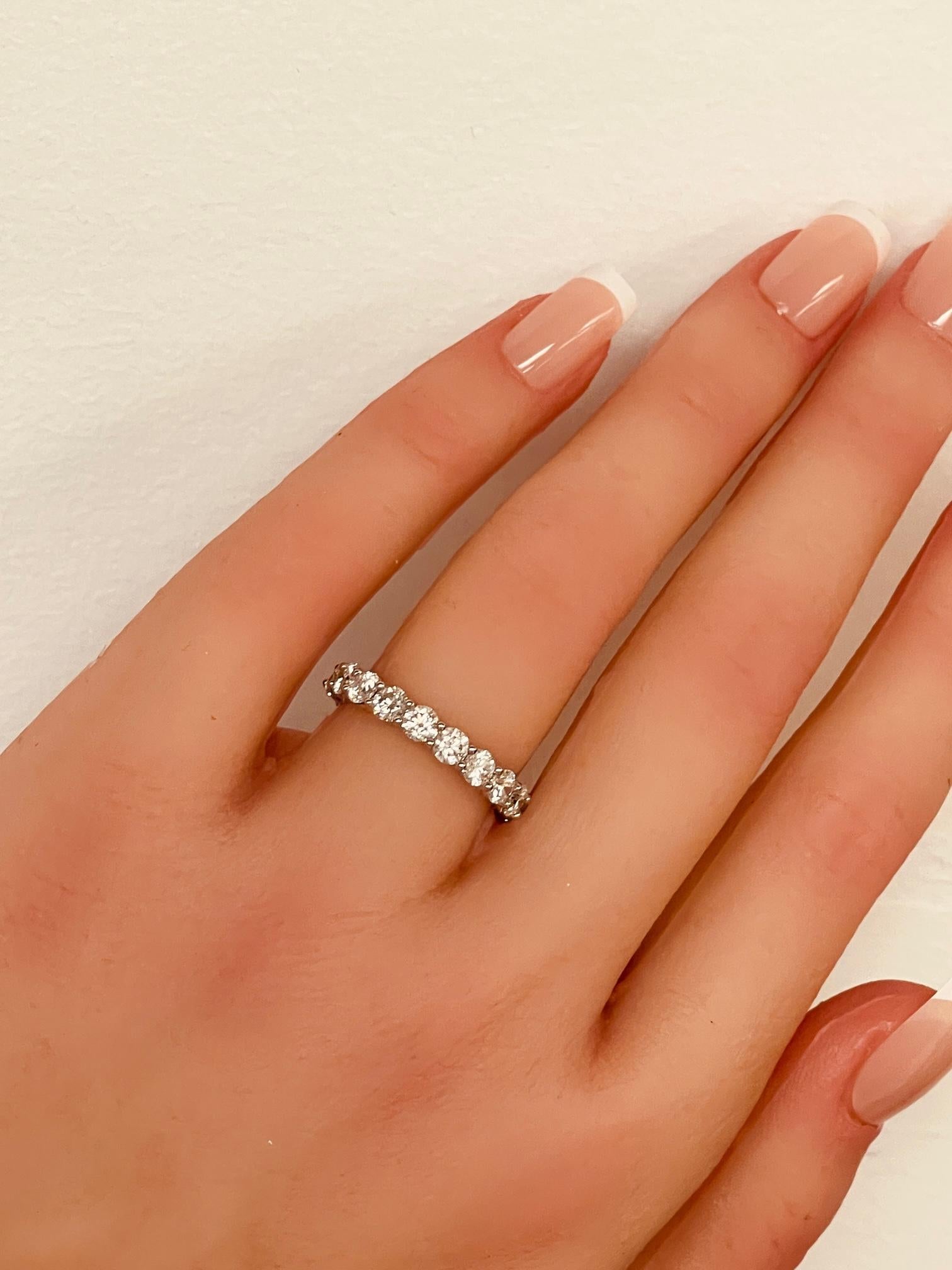 Donna 2,85 Ctw. Fascia per l'eternità con diamanti tondi e brillanti in platino in vendita